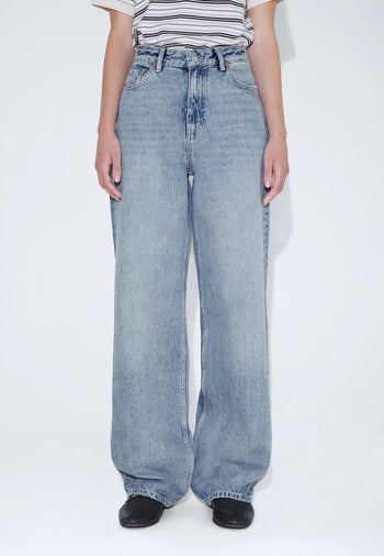 2230101M01_DrDenim_DonnaHighRelaxed_DriftLightUsed_Main_W3_1