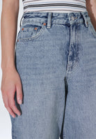 2230101M01_DrDenim_DonnaHighRelaxed_DriftLightUsed_Main_W5_1