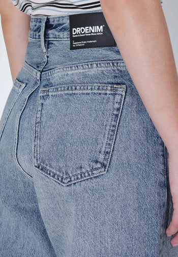 2230101M01_DrDenim_DonnaHighRelaxed_DriftLightUsed_Main_W5_2