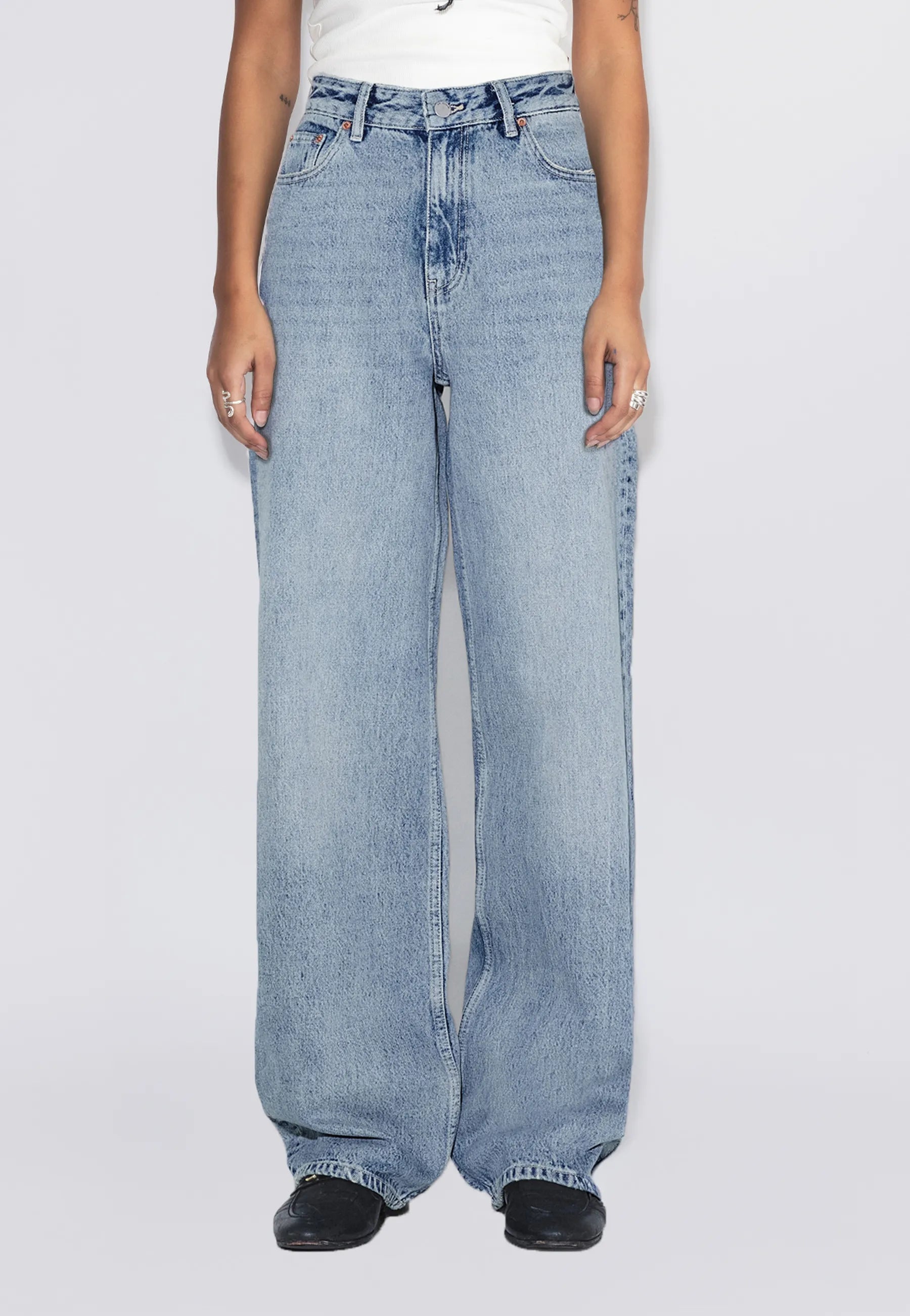 2230101M01_DrDenim_DonnaHighRelaxed_driftLightUsed_Main_W3_1
