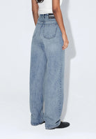 2230101M01_DrDenim_DonnaHighRelaxed_driftLightUsed_Main_W4_1