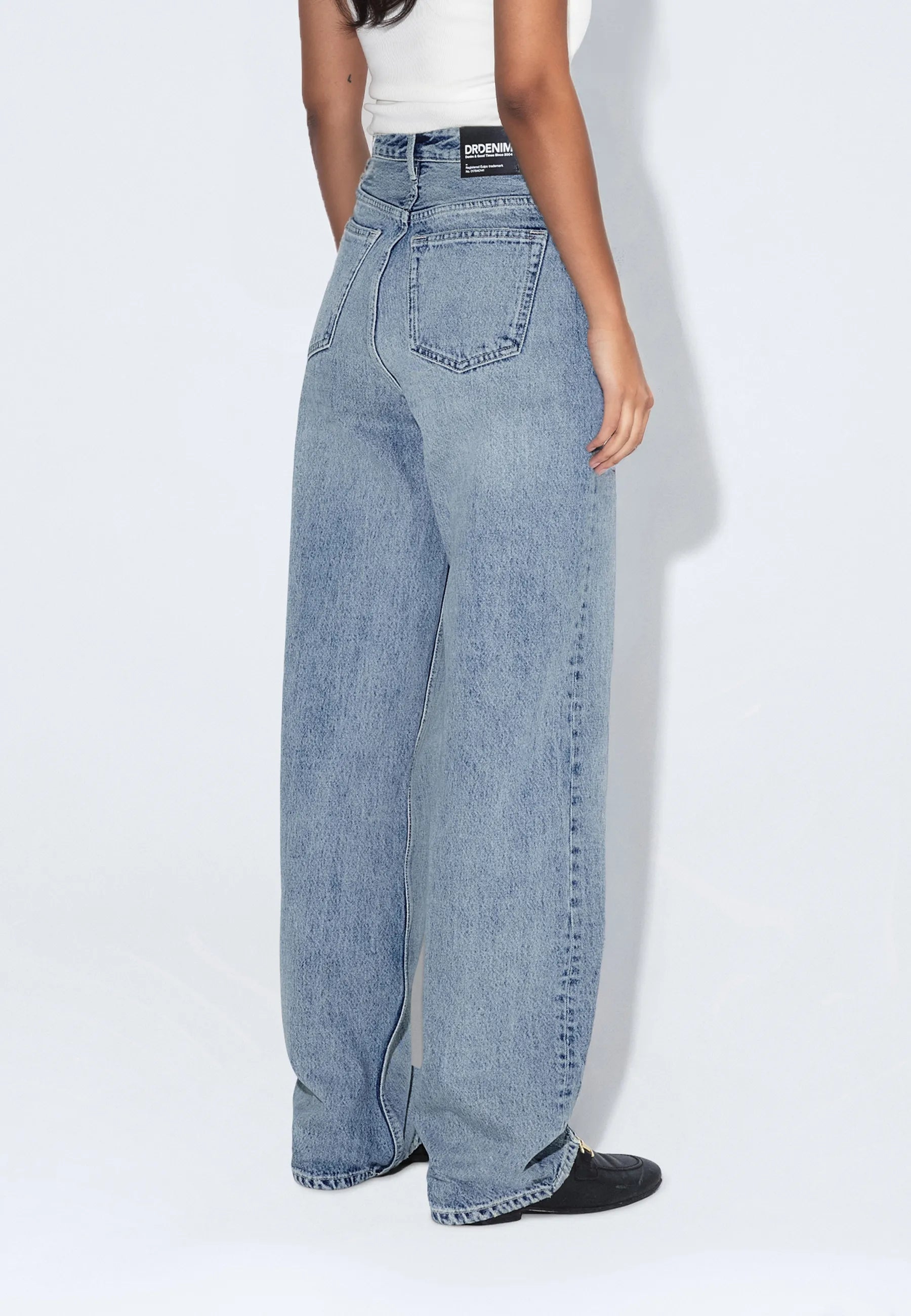 2230101M01_DrDenim_DonnaHighRelaxed_driftLightUsed_Main_W4_1