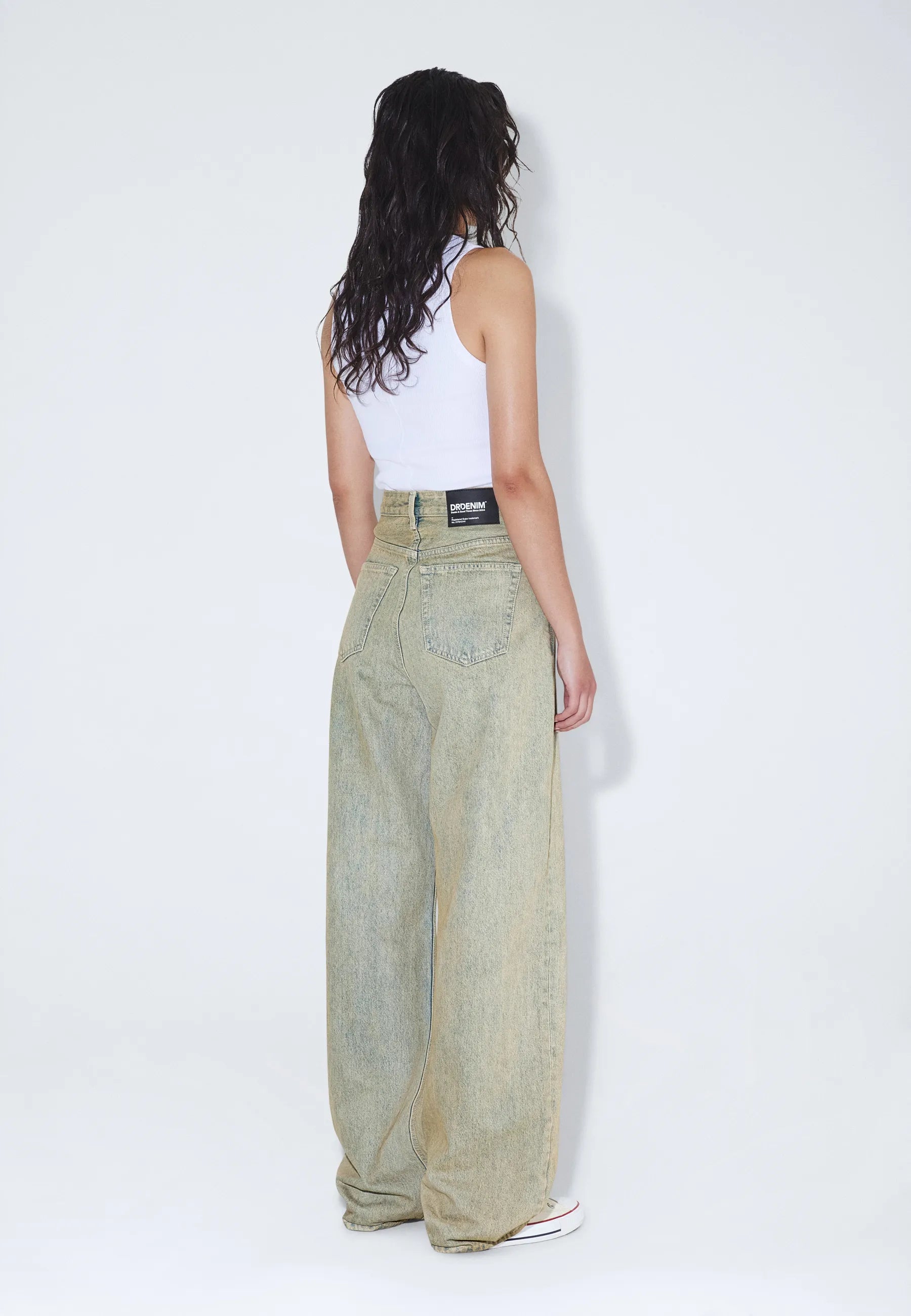 2230101M10_DrDenim_DonnaHighRelaxed_StreamDesert_Main_W2_1