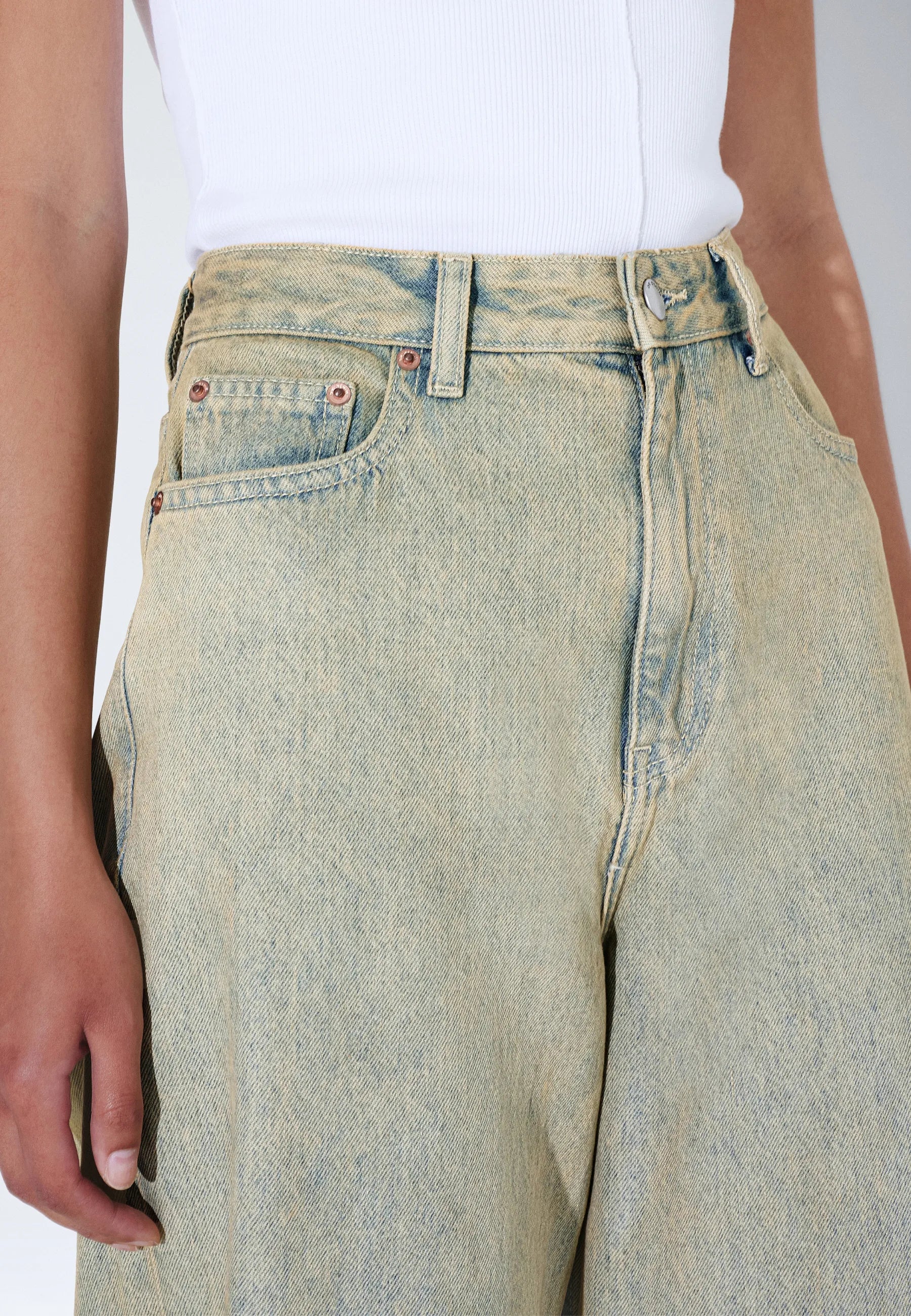 2230101M10_DrDenim_DonnaHighRelaxed_StreamDesert_Main_W5_1