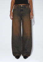 2310103BM4_DrDenim_HillLowRelaxed_StreamDarkGolden_main_W3_1