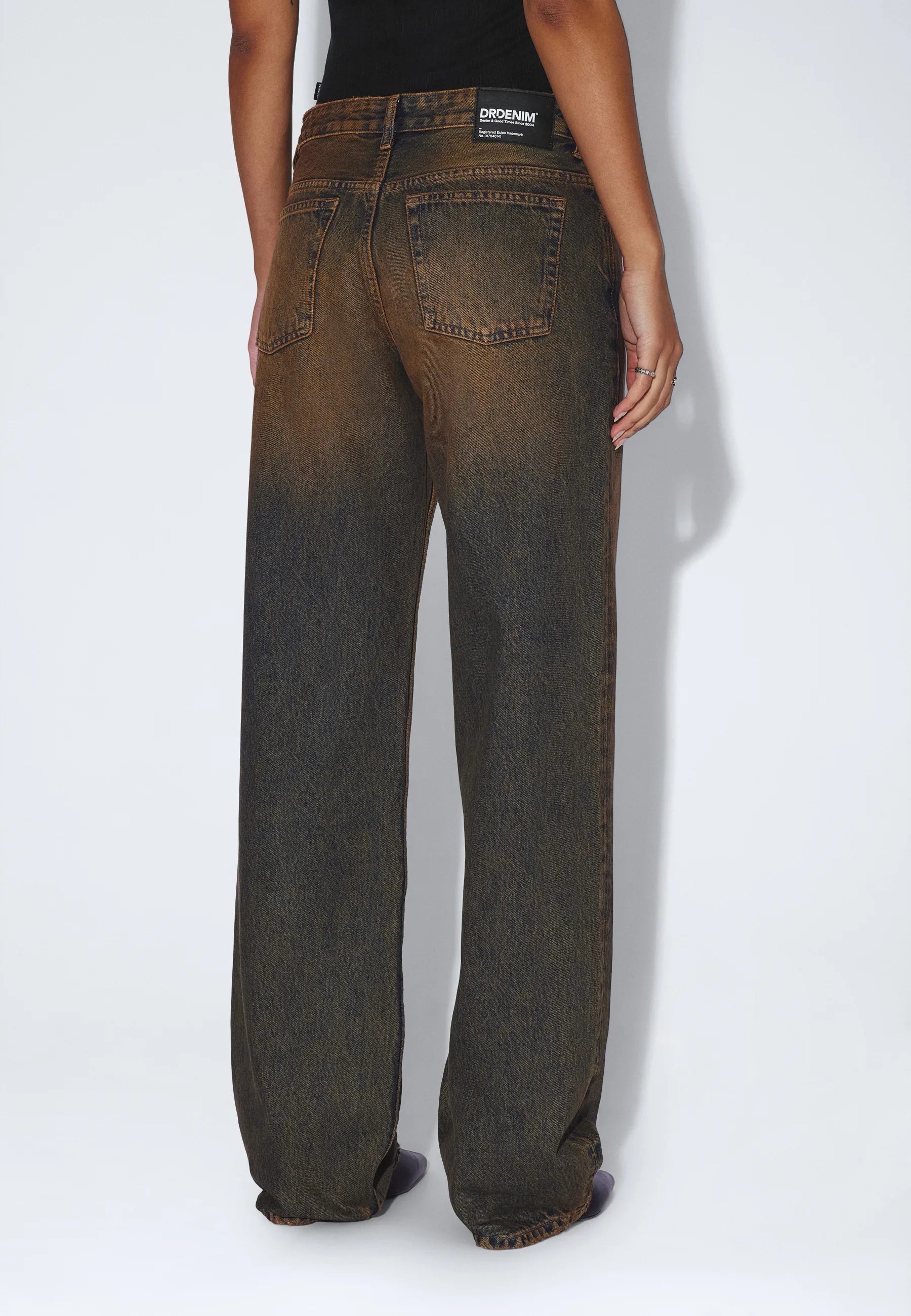2310103BM4_DrDenim_HillLowRelaxed_StreamDarkGolden_main_W4_1