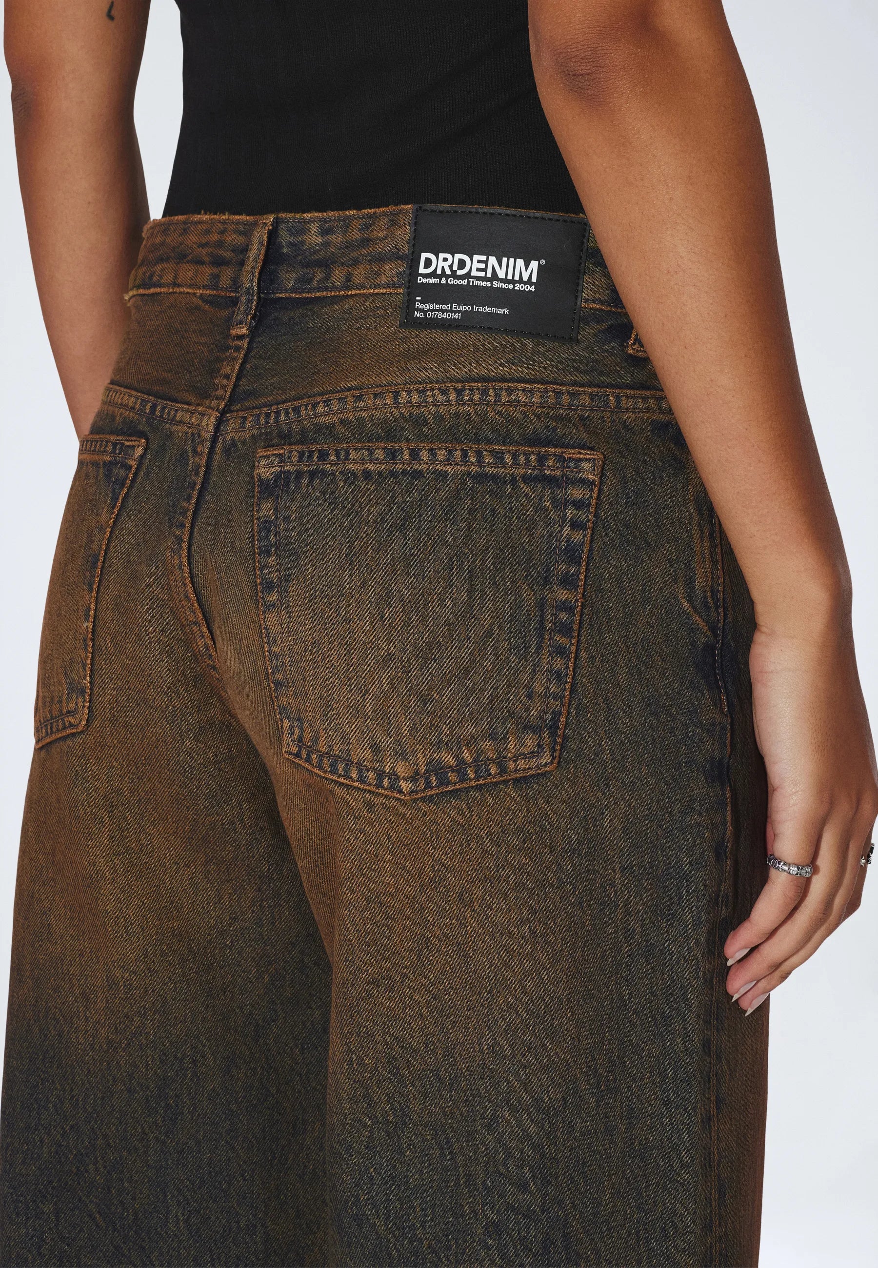 2310103BM4_DrDenim_HillLowRelaxed_StreamDarkGolden_main_W5_2