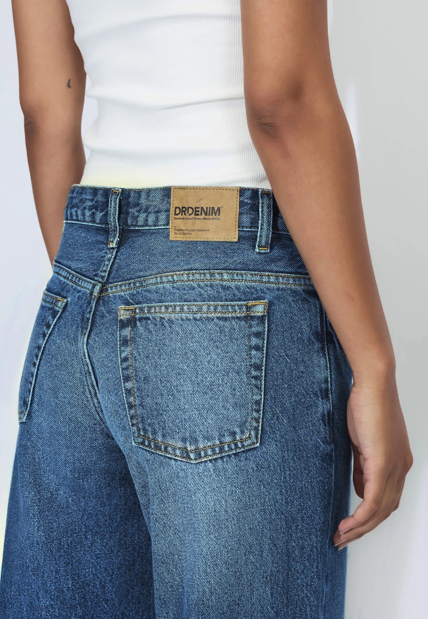 2310103J63_DrDenim_HillLowRelaxed_NovaMidUsed_Main_W5_2