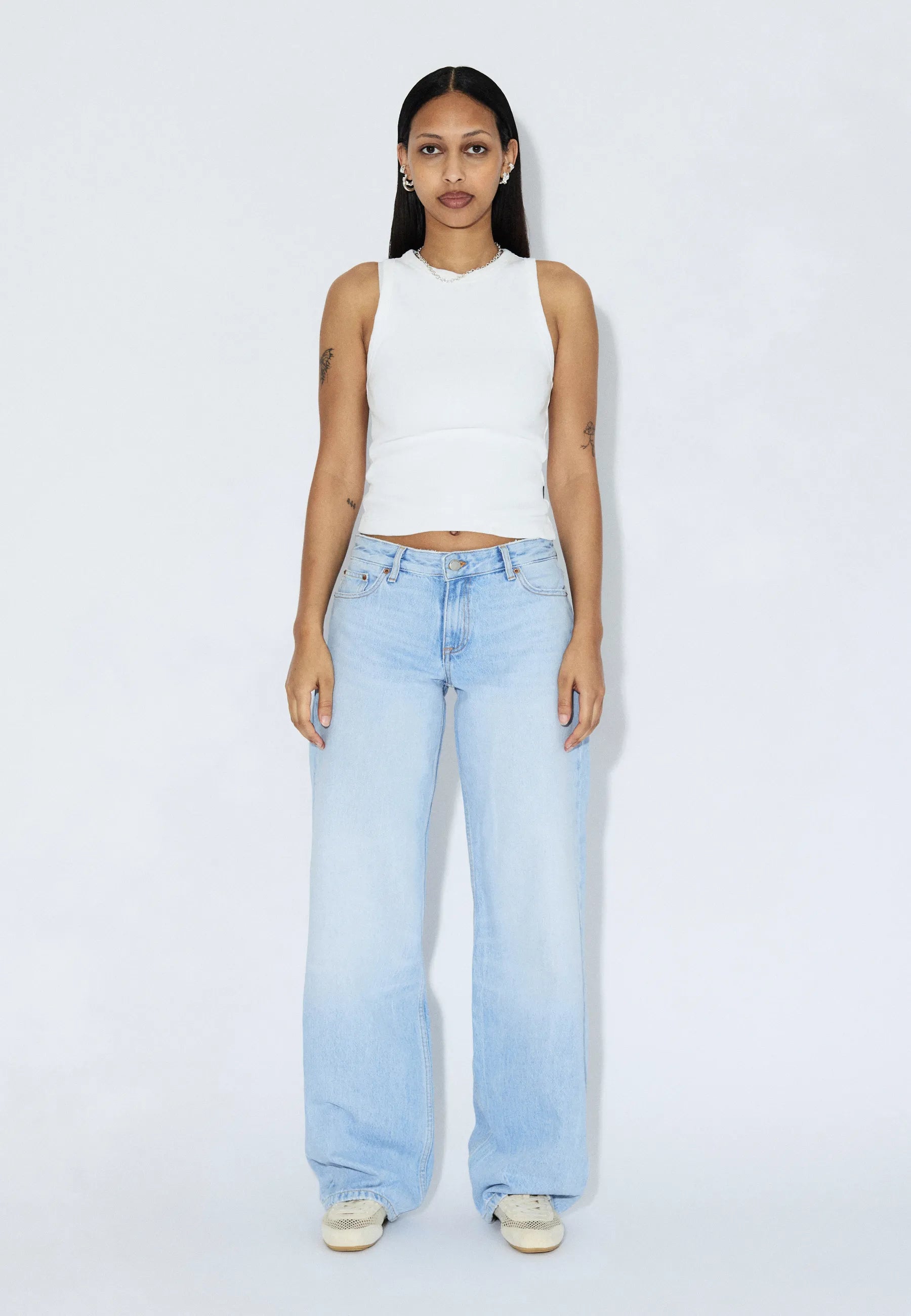 2310103L03_DrDenim_HillLowRelaxed_StreamLightFade_Main_W1_1