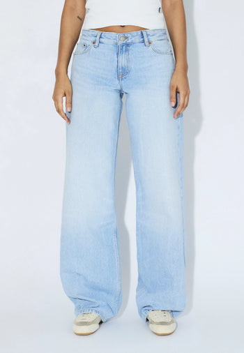 2310103L03_DrDenim_HillLowRelaxed_StreamLightFade_Main_W3_1