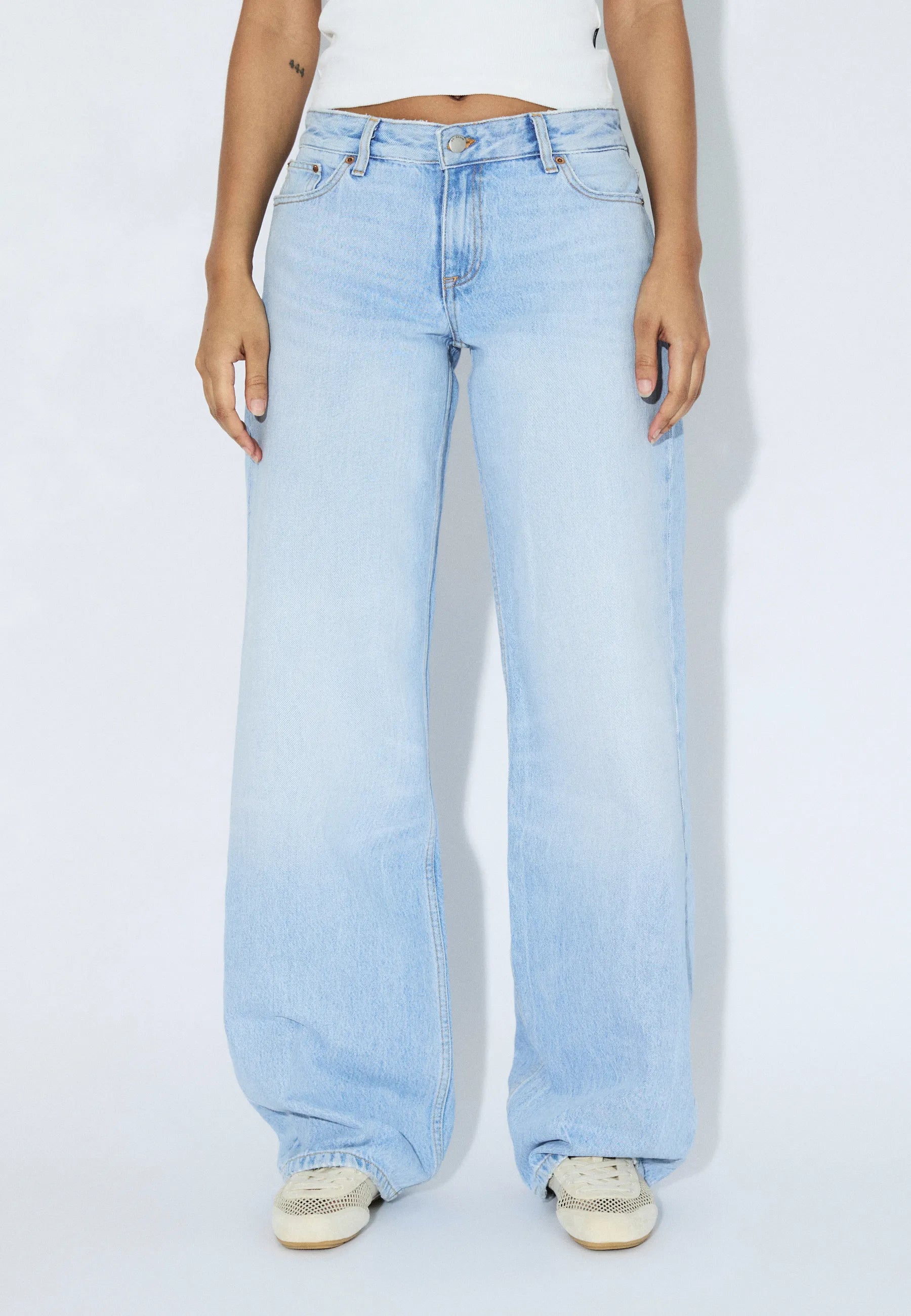 2310103L03_DrDenim_HillLowRelaxed_StreamLightFade_Main_W3_1