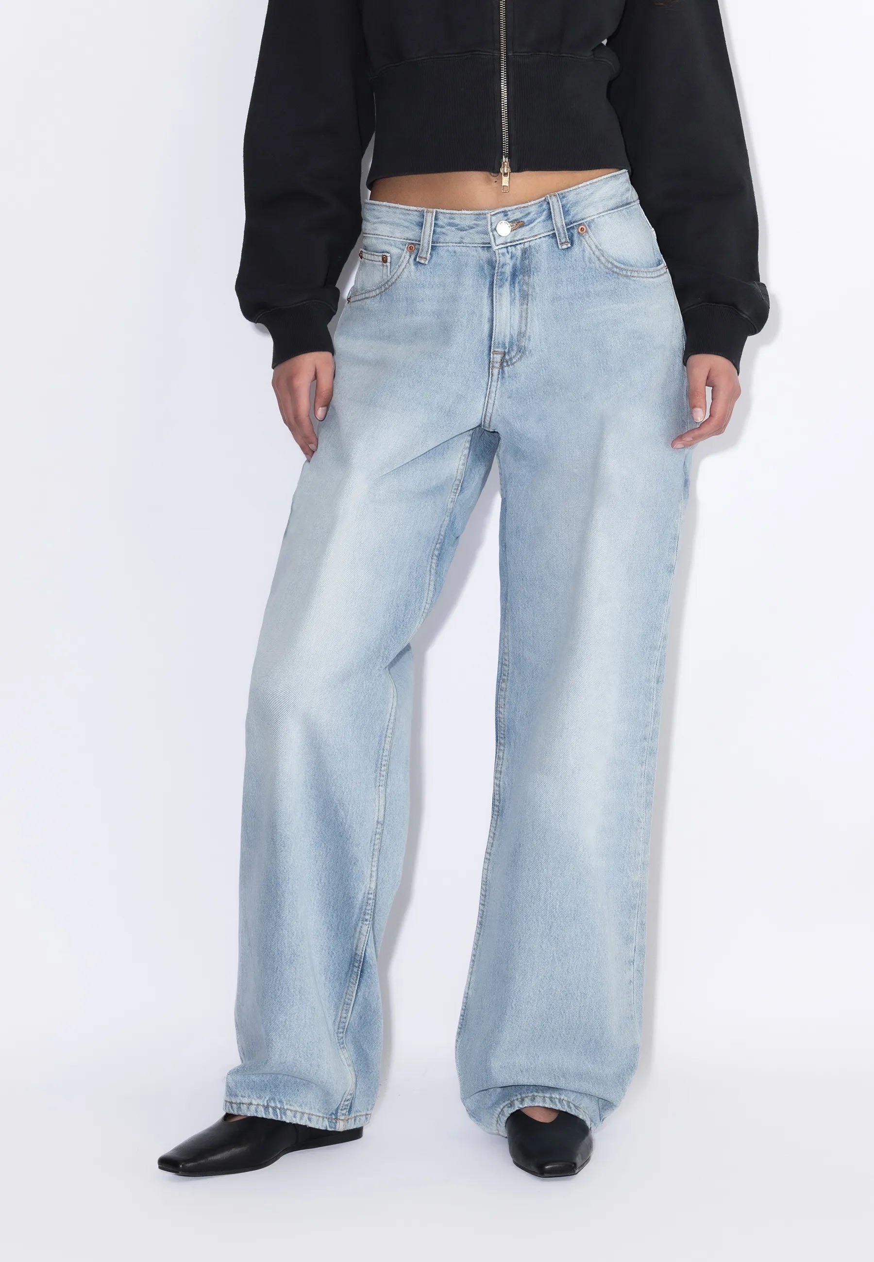 2310103L03_DrDenim_HillLowRelaxed_StreamLightFade_Main_W3_1