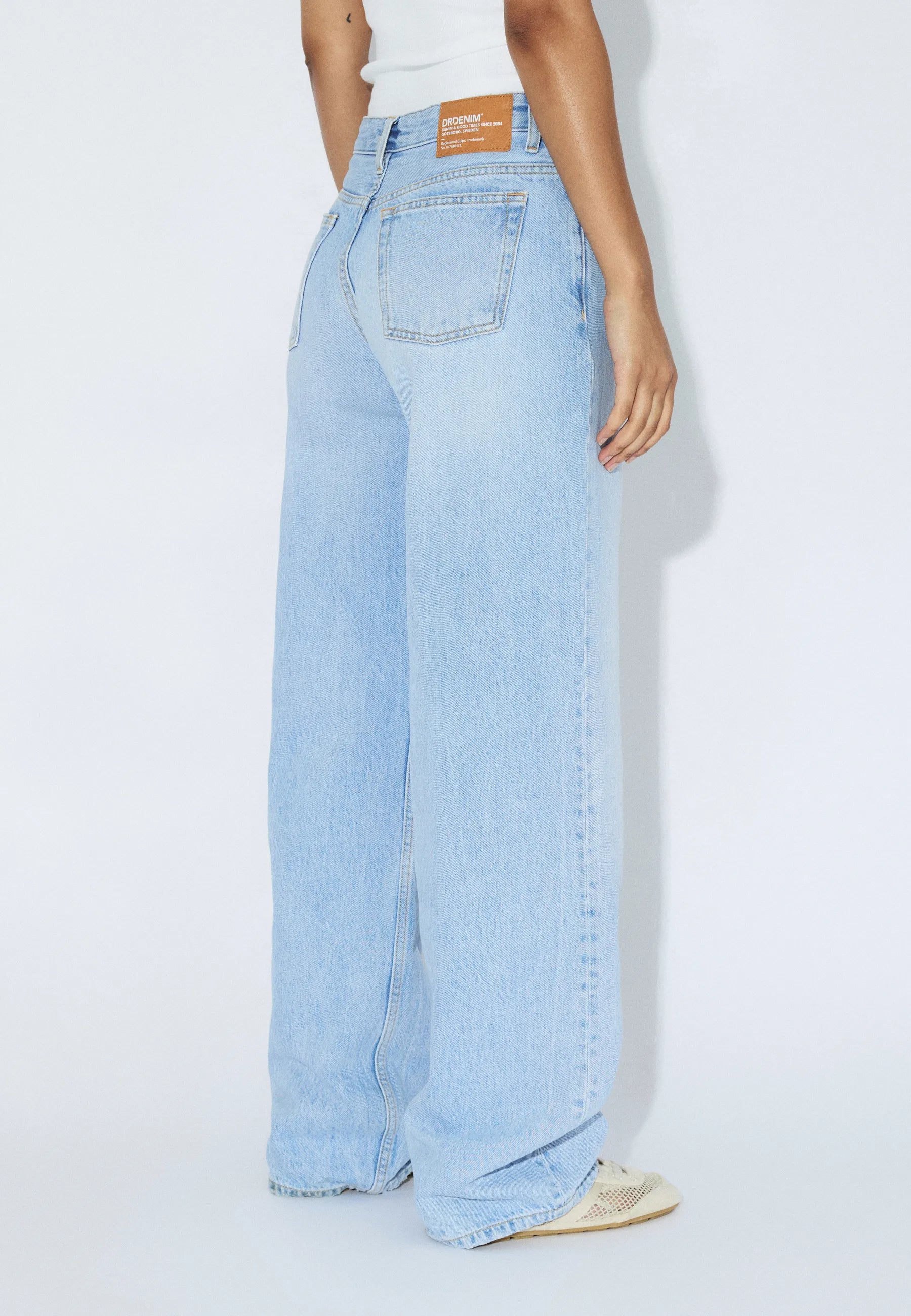 2310103L03_DrDenim_HillLowRelaxed_StreamLightFade_Main_W4_1