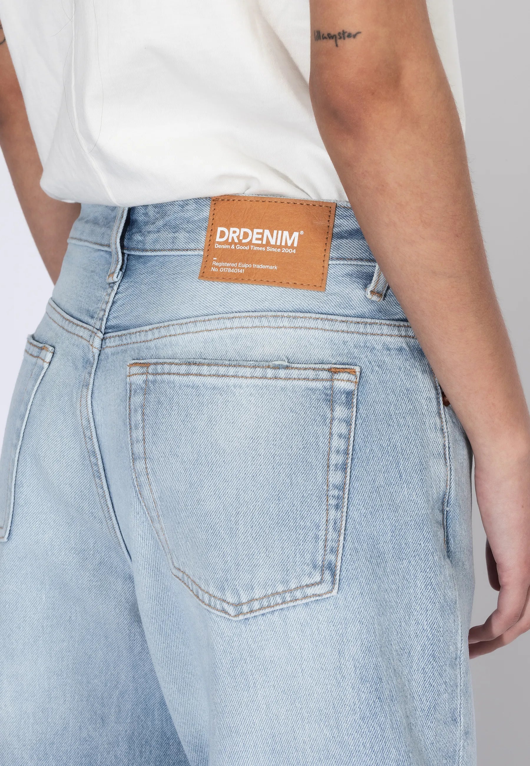 2310103L03_DrDenim_HillLowRelaxed_StreamLightFade_Main_W5_2