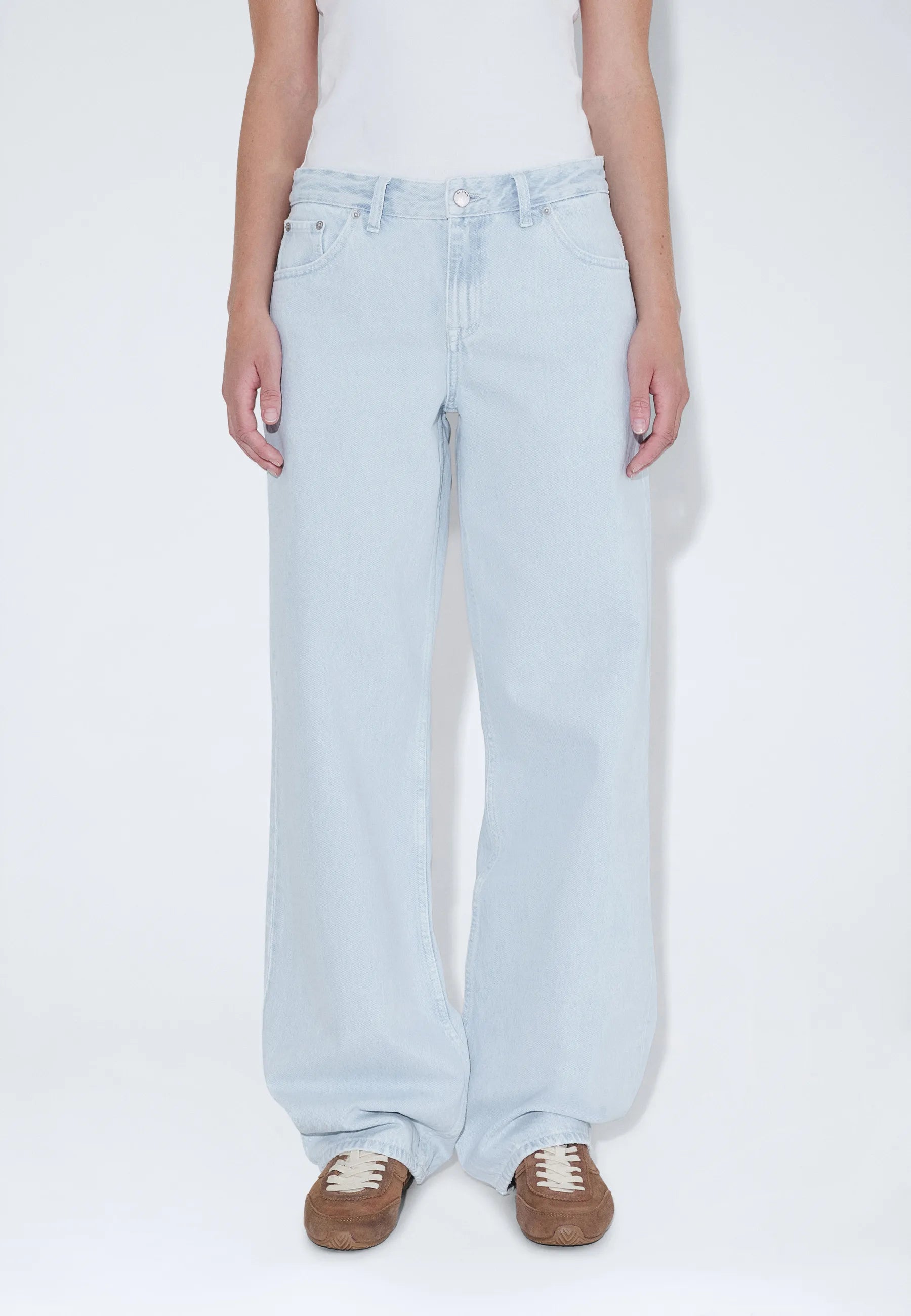 2310103L08_DrDenim_HillLowRelaxed_StreamSuperlightRetroContrast_Main_W3_1