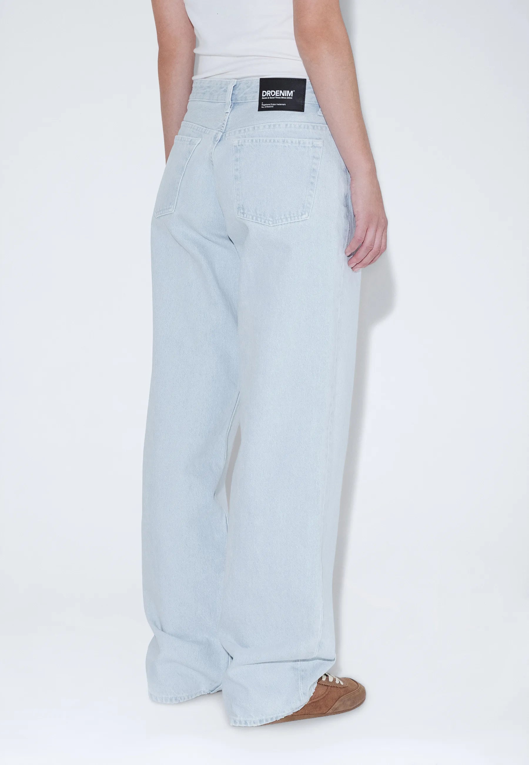 2310103L08_DrDenim_HillLowRelaxed_StreamSuperlightRetroContrast_Main_W4_1