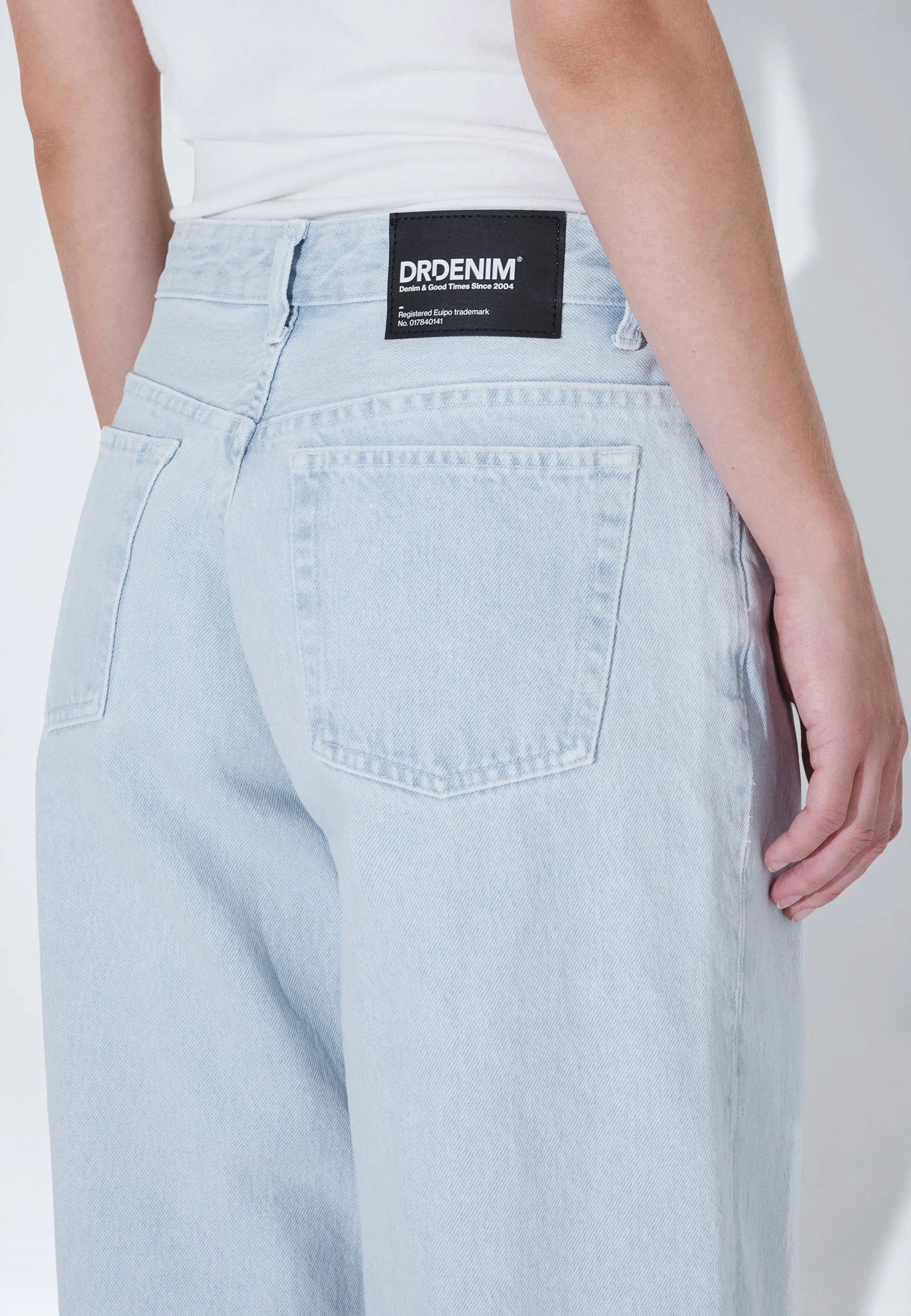 2310103L08_DrDenim_HillLowRelaxed_StreamSuperlightRetroContrast_Main_W5_2