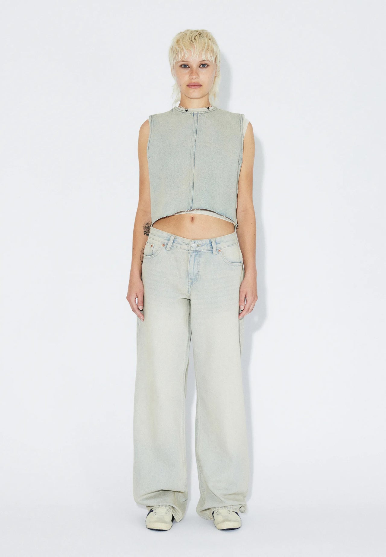 2310103M12_DrDenim_HillLowRelaxed_StreamlightSand_Main_W1_1