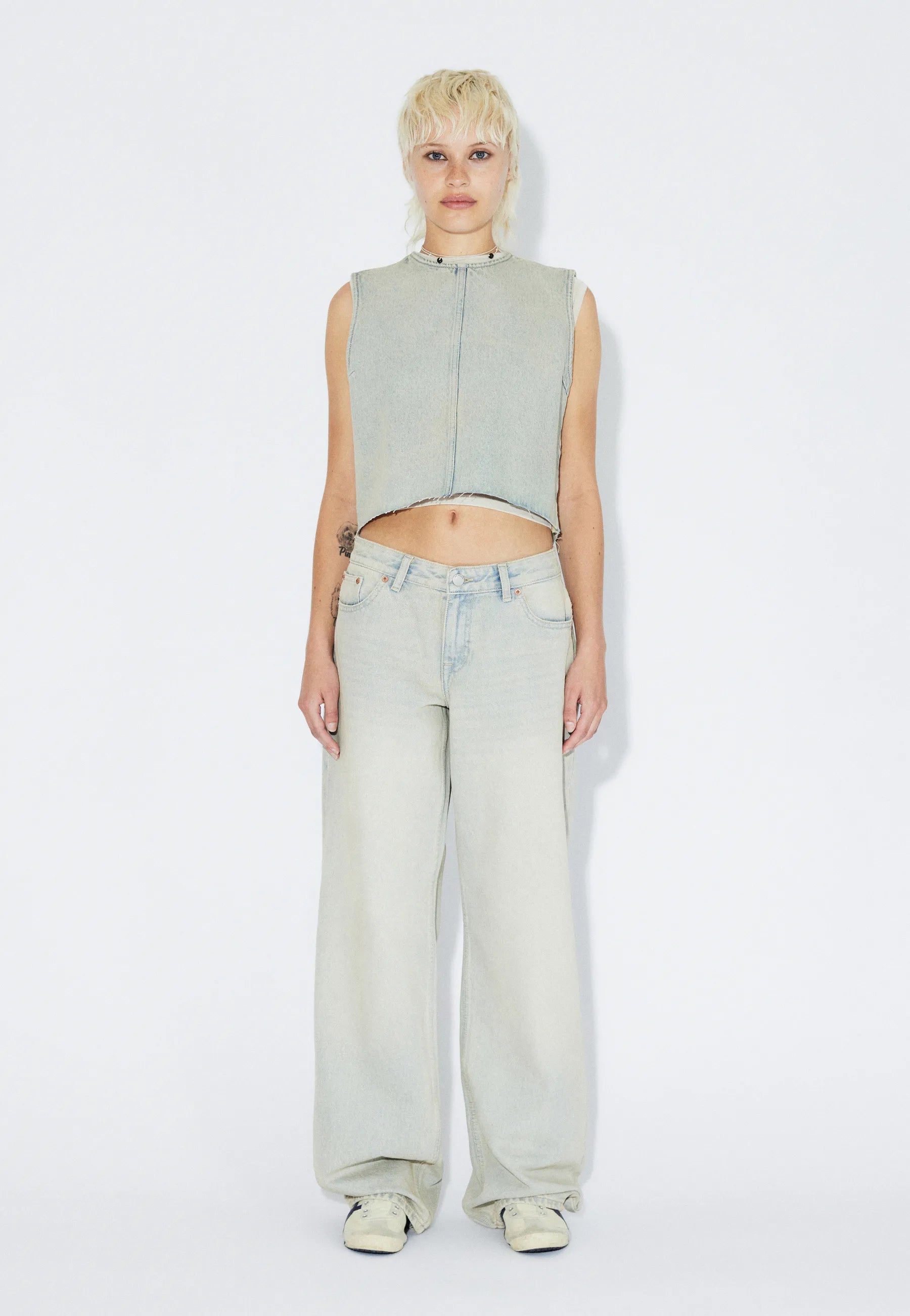 2310103M12_DrDenim_HillLowRelaxed_StreamlightSand_Main_W1_1