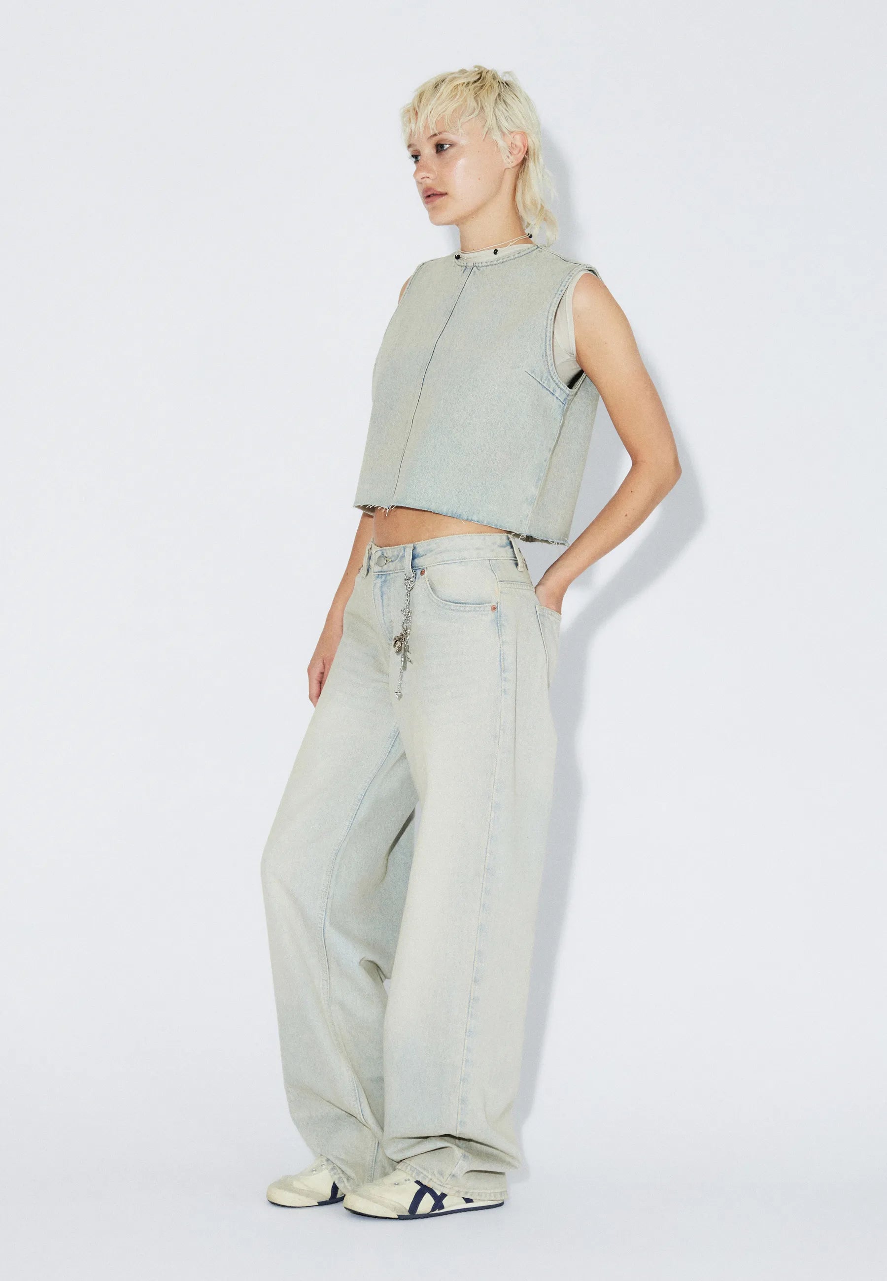 2310103M12_DrDenim_HillLowRelaxed_StreamlightSand_Main_W1_13