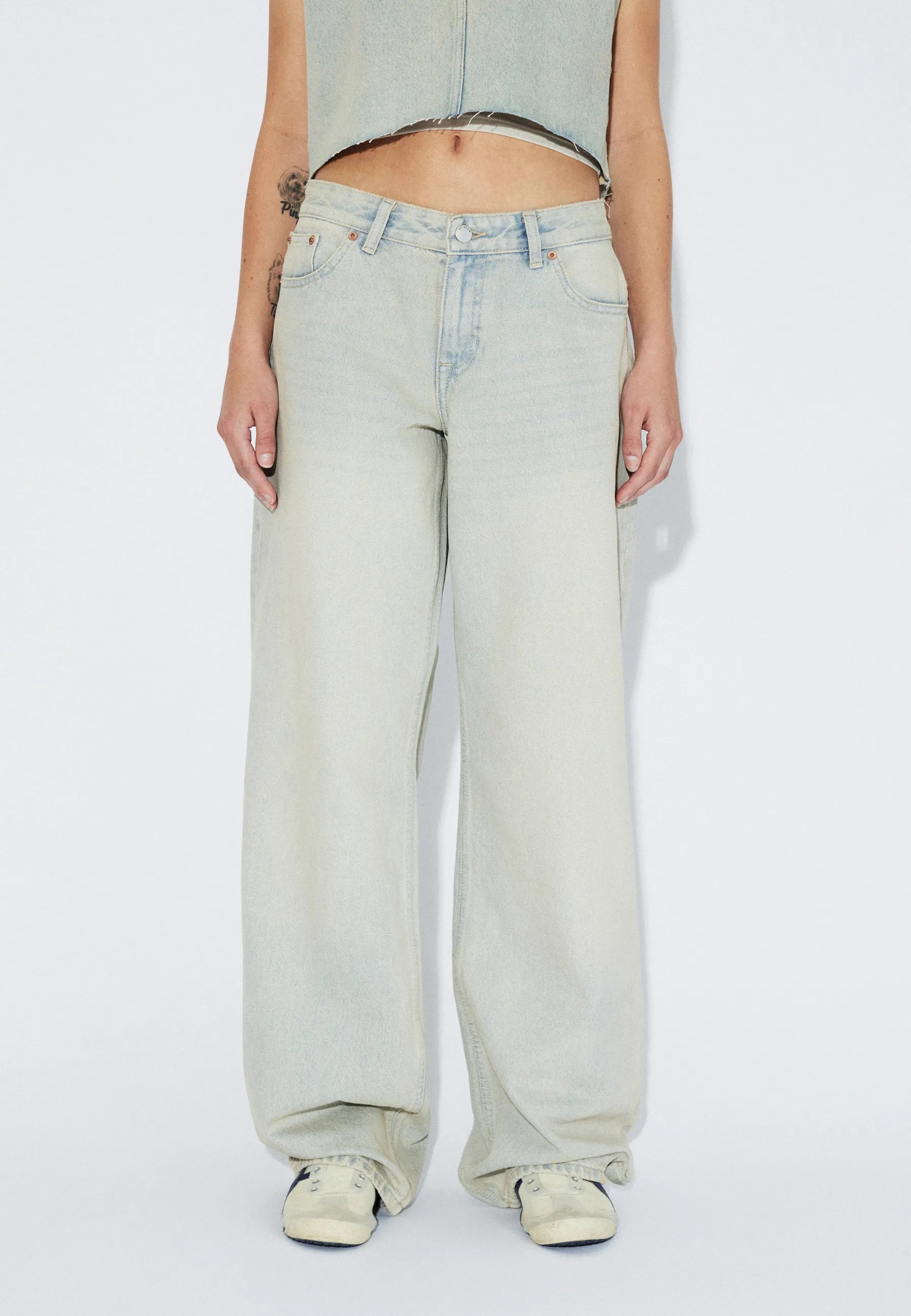 2310103M12_DrDenim_HillLowRelaxed_StreamlightSand_Main_W3_1
