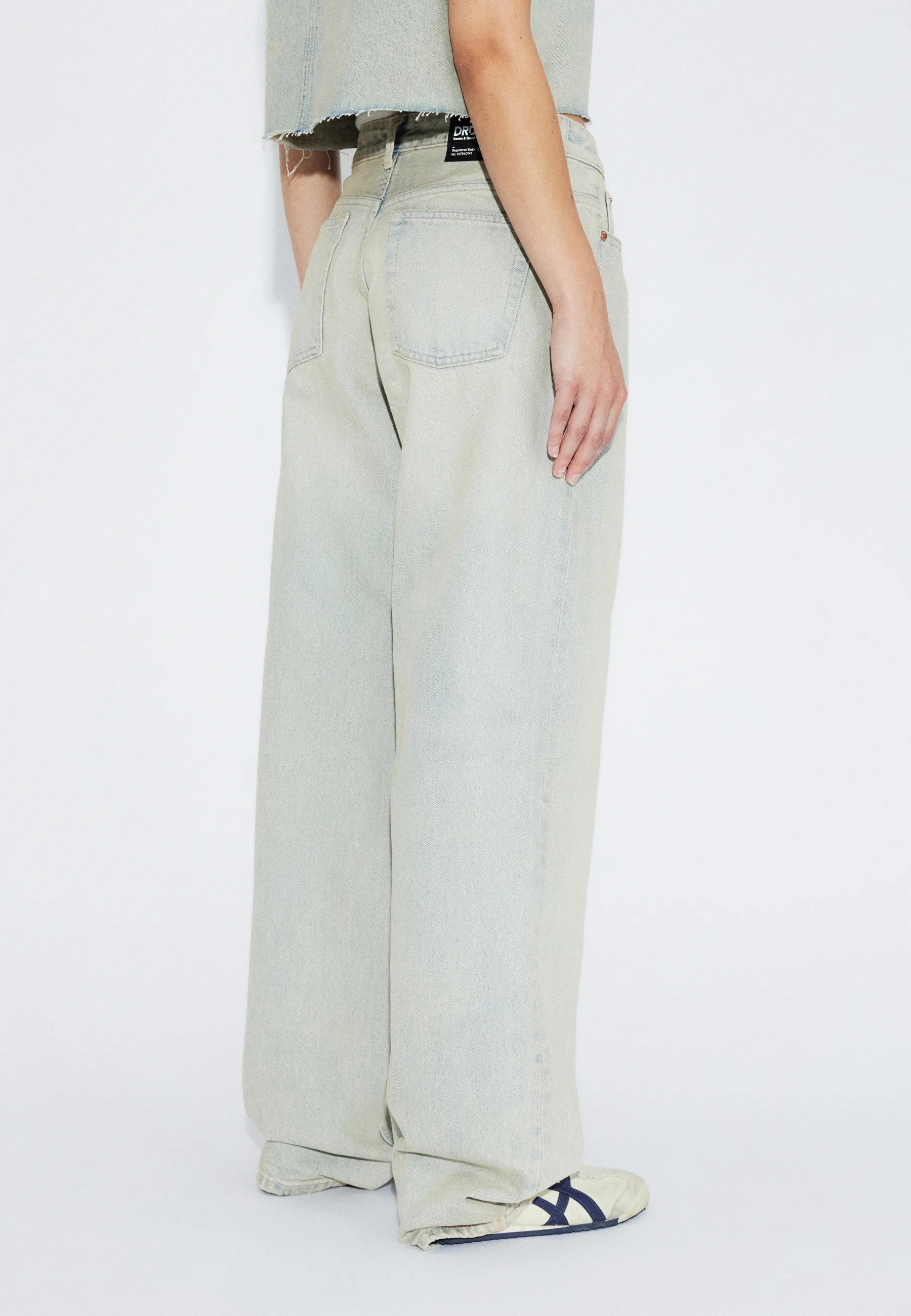 2310103M12_DrDenim_HillLowRelaxed_StreamlightSand_Main_W4_1