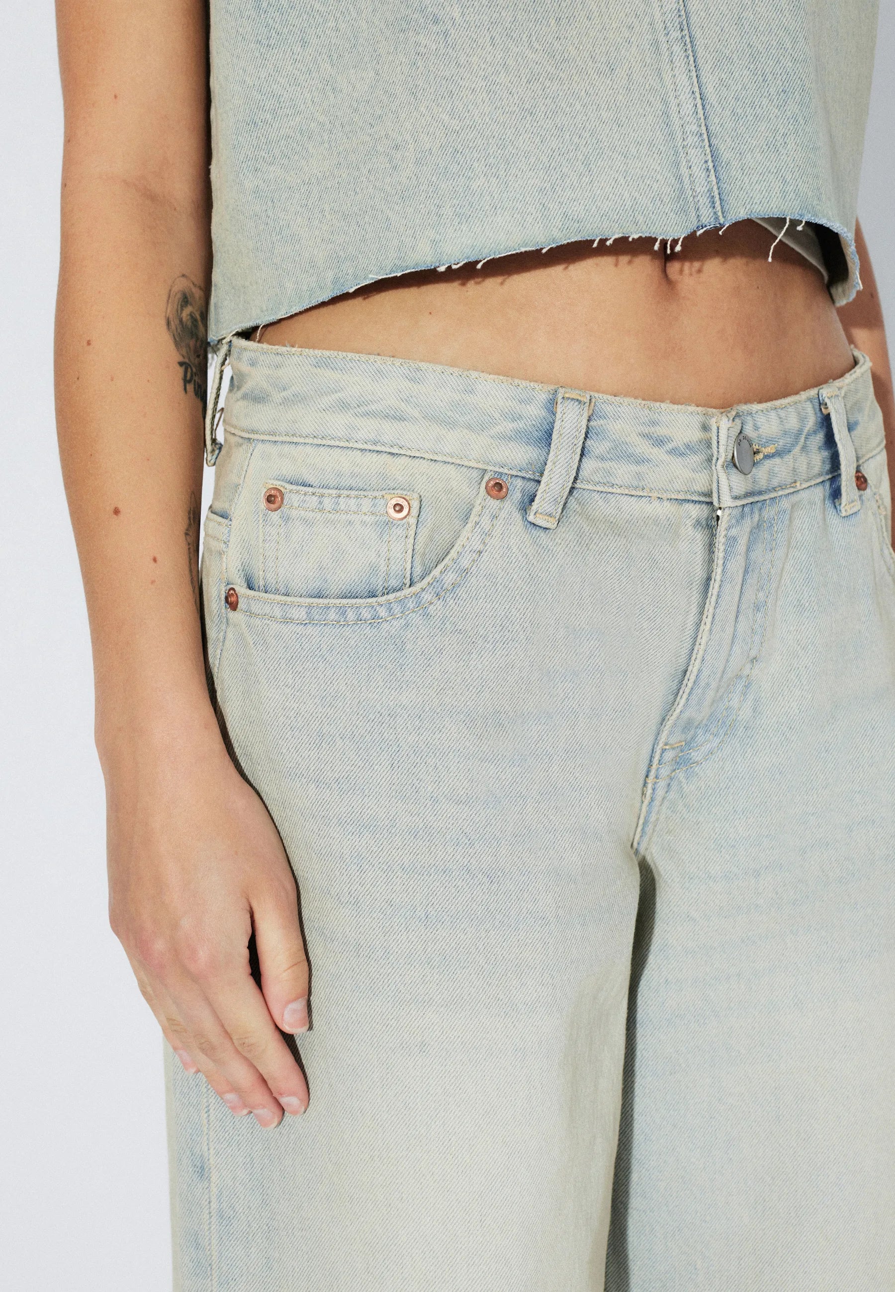 2310103M12_DrDenim_HillLowRelaxed_StreamlightSand_Main_W5_1