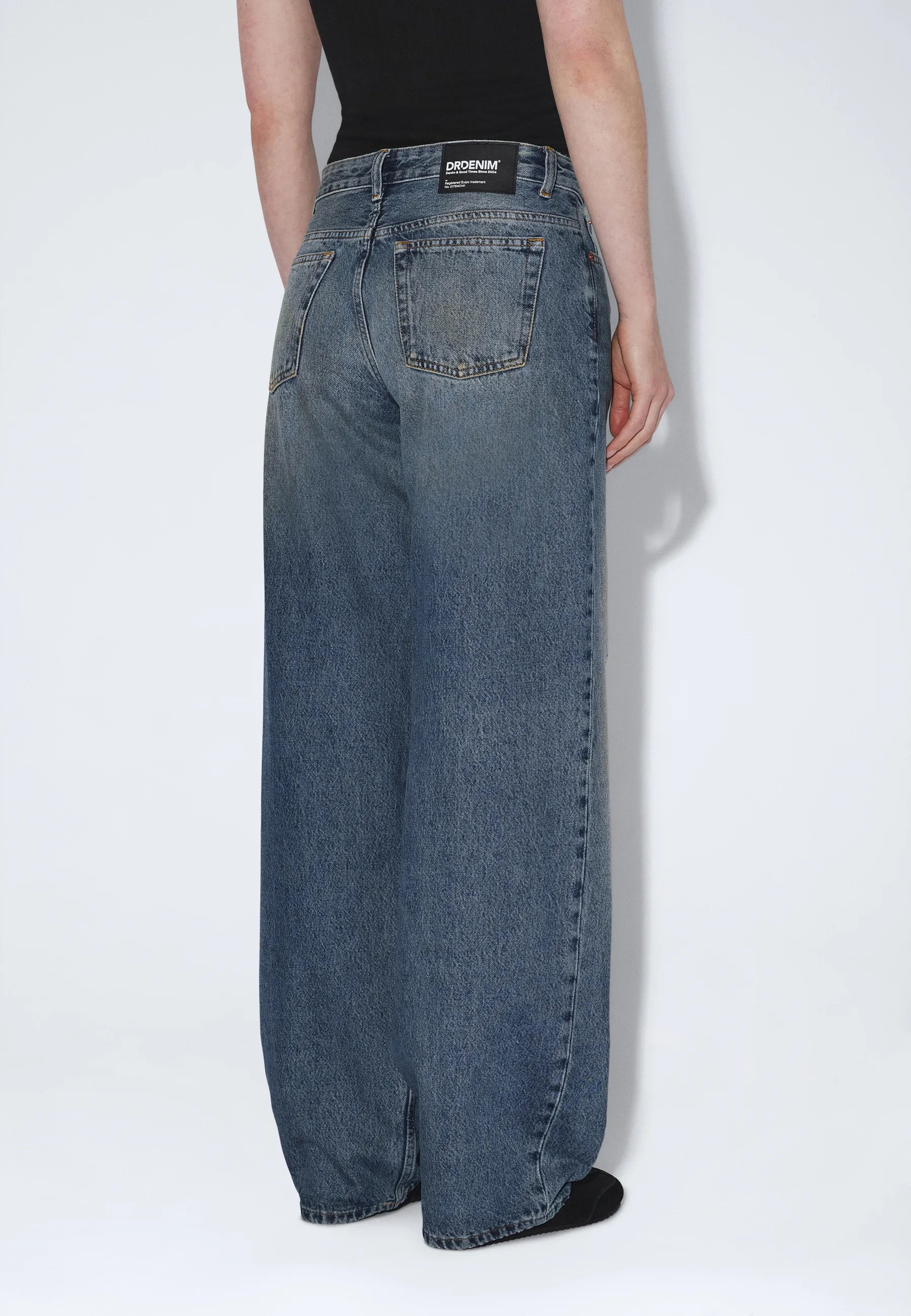 2310103M14_DrDenim_HillLowRelaxed_StreamMidMudStains_main_W4_1