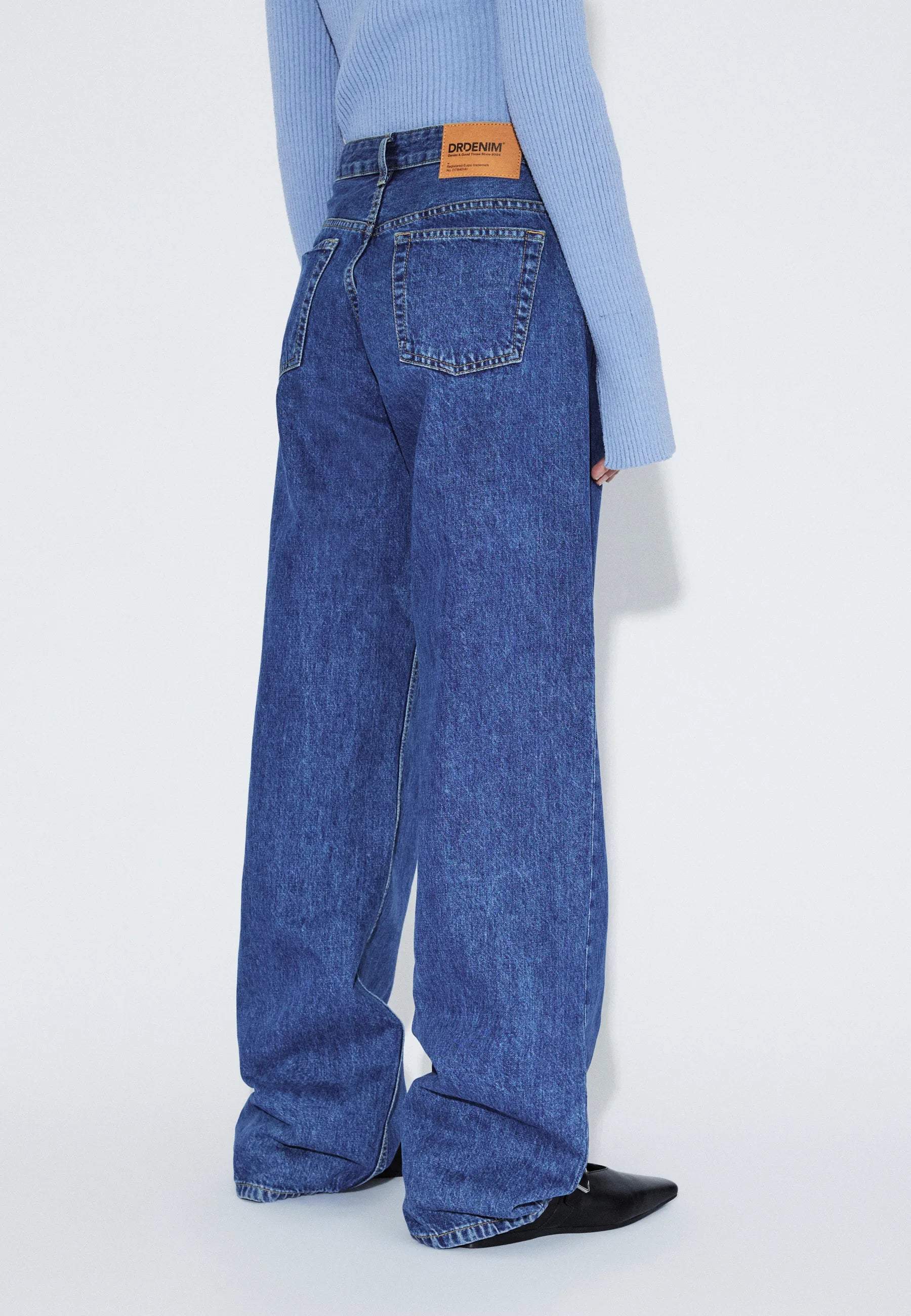 2310103V38_DrDenim_HillLowRelaxed_HazeMidRetroCrease_Main_W4_1