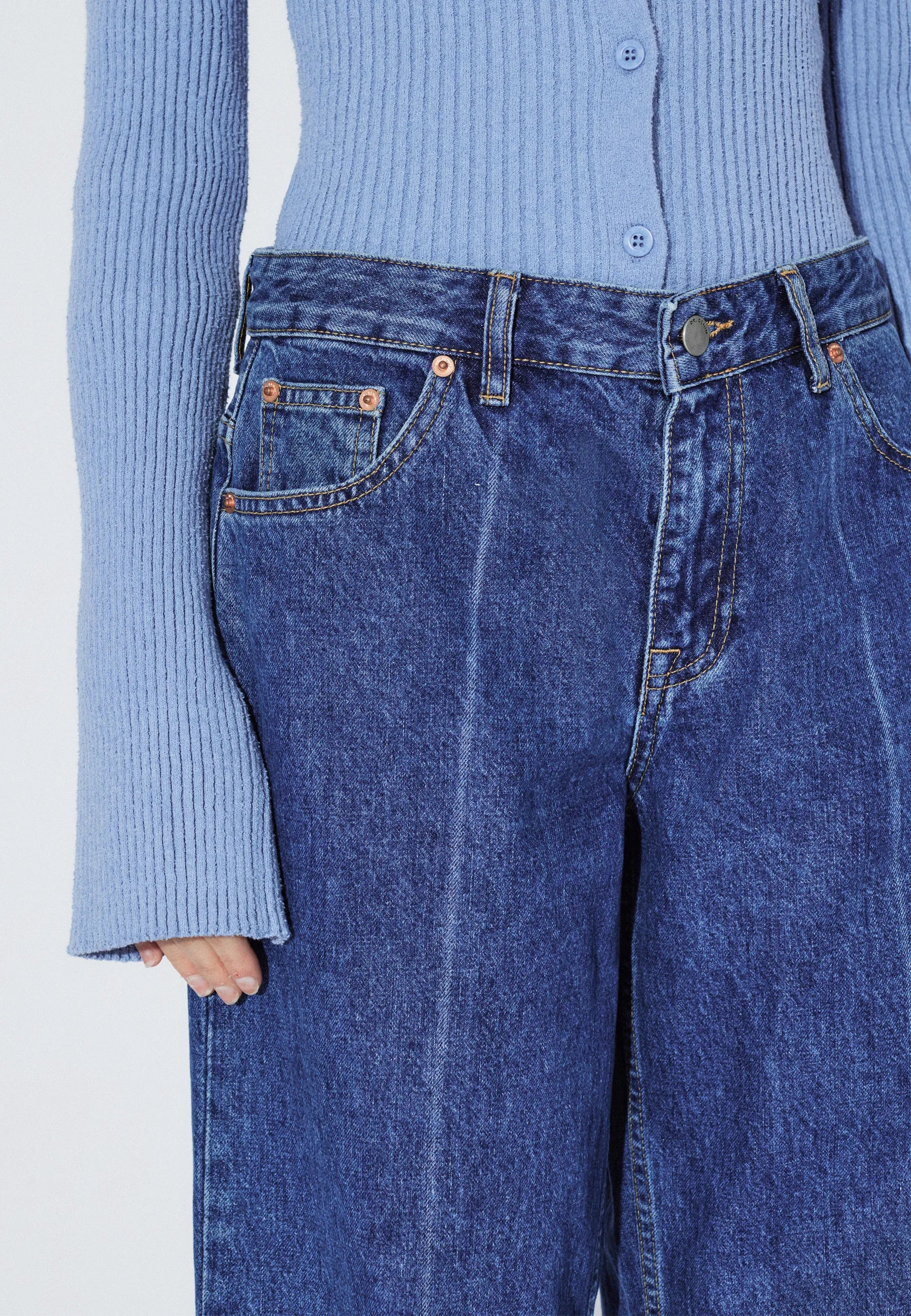 2310103V38_DrDenim_HillLowRelaxed_HazeMidRetroCrease_Main_W5_1