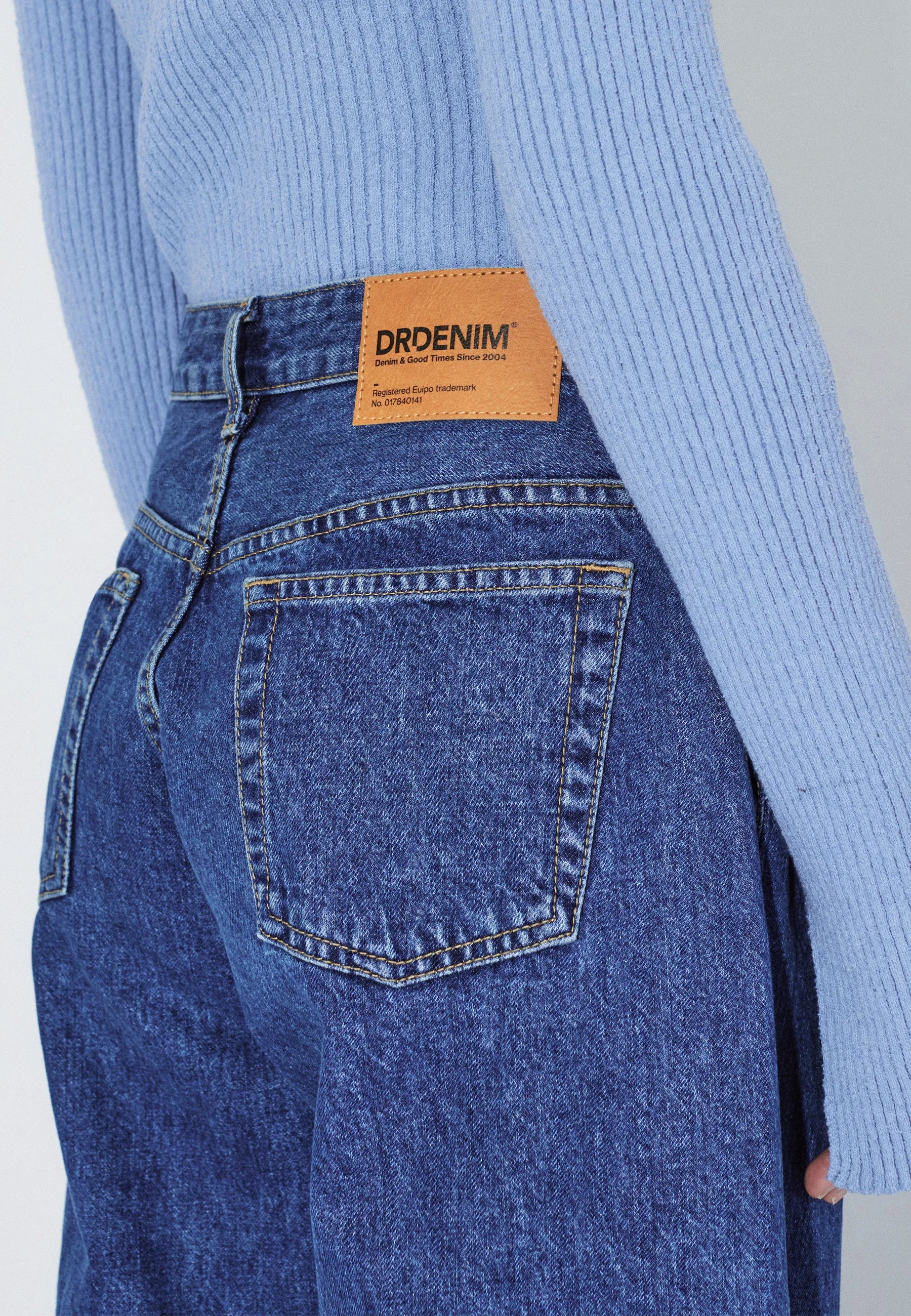 2310103V38_DrDenim_HillLowRelaxed_HazeMidRetroCrease_Main_W5_2