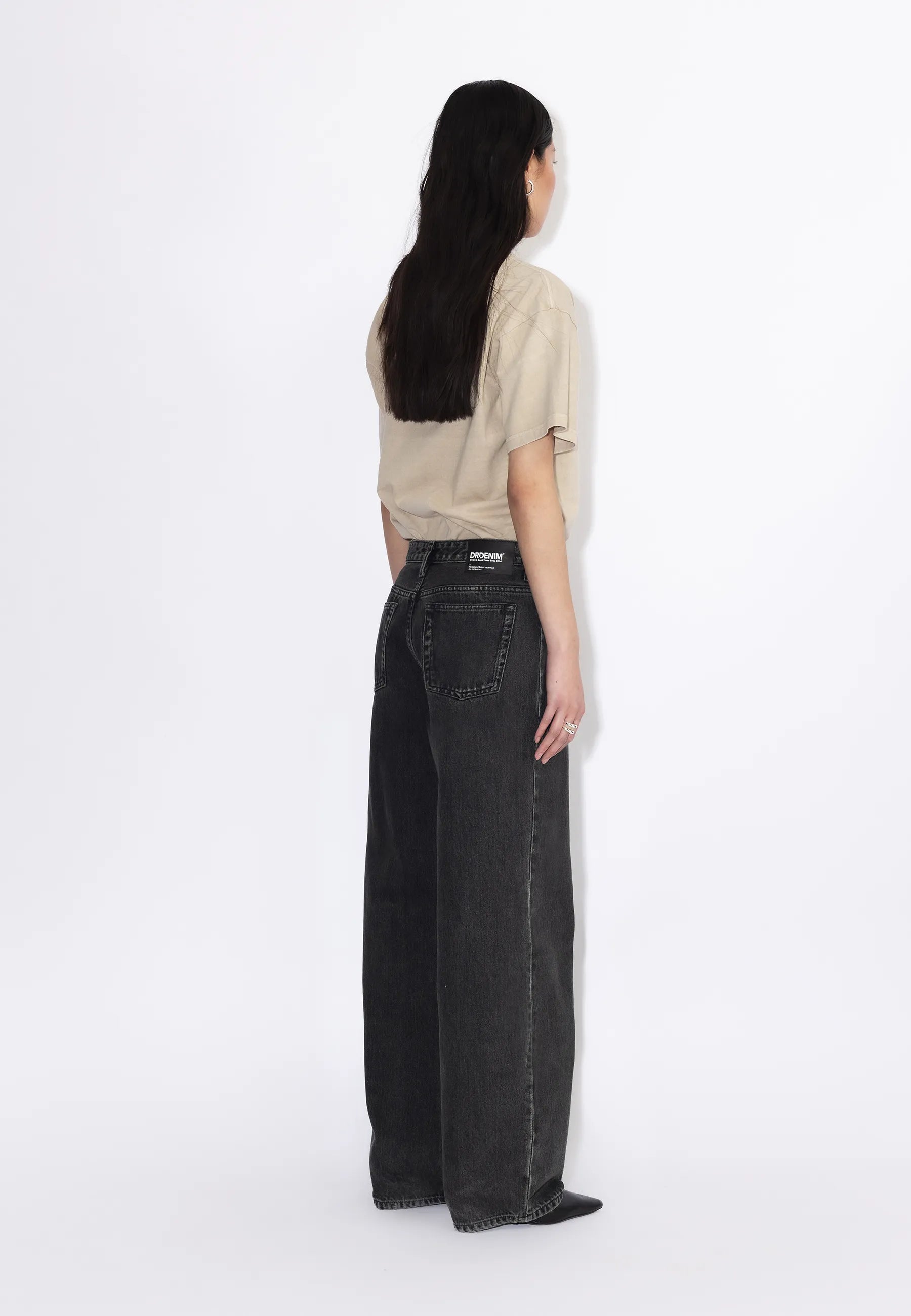 2310103V60_DrDenim_HillLowRelaxed_AgedBlack_Main_W2_1