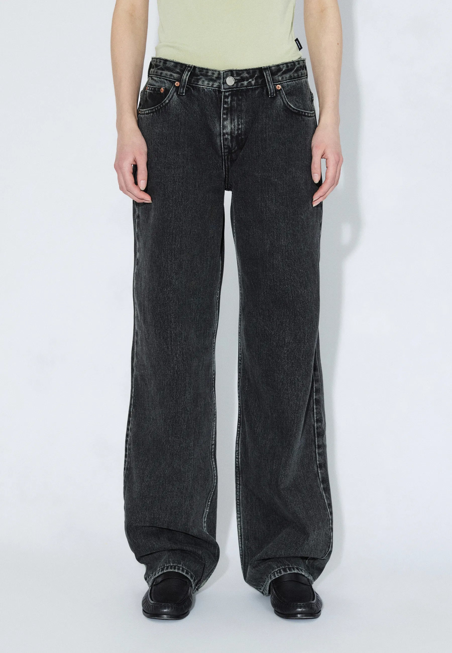 2310103V60_DrDenim_HillLowRelaxed_AgedBlack_Main_W3_1