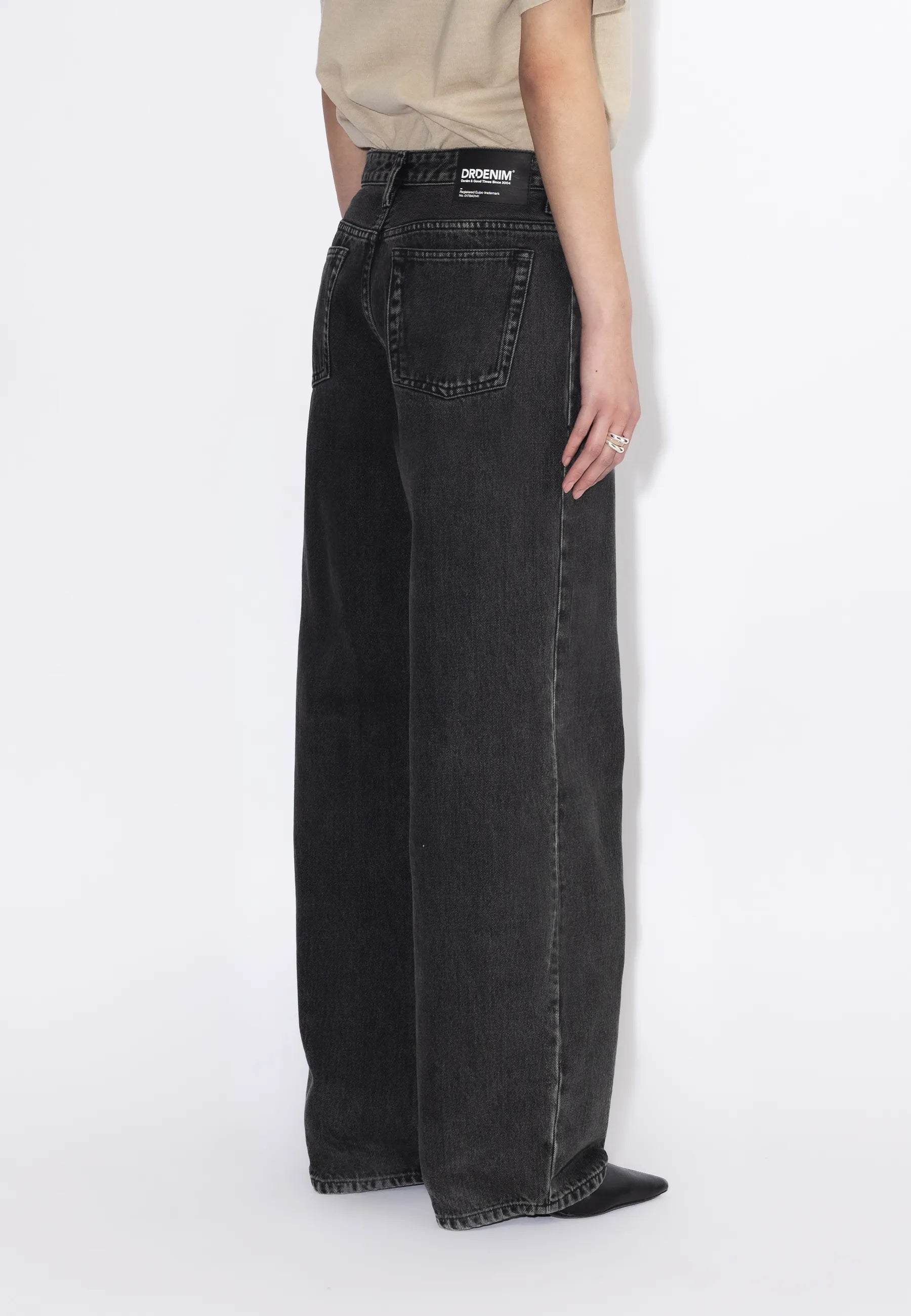 2310103V60_DrDenim_HillLowRelaxed_AgedBlack_Main_W4_1