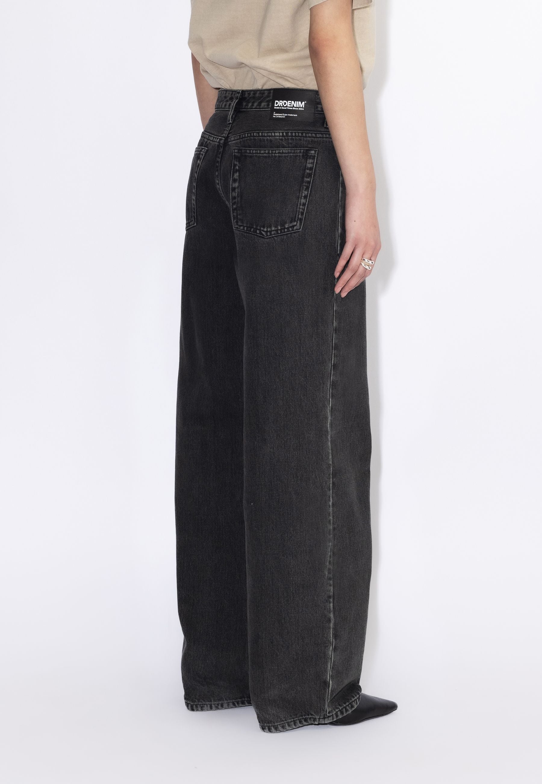 2310103V60_DrDenim_HillLowRelaxed_AgedBlack_Main_W4_1