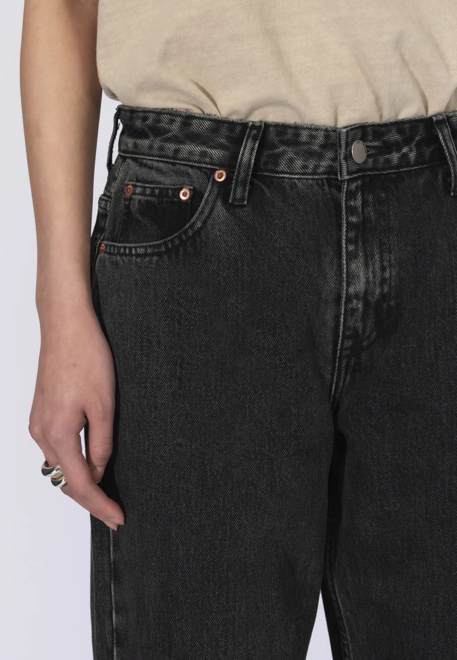 2310103V60_DrDenim_HillLowRelaxed_AgedBlack_Main_W5_1