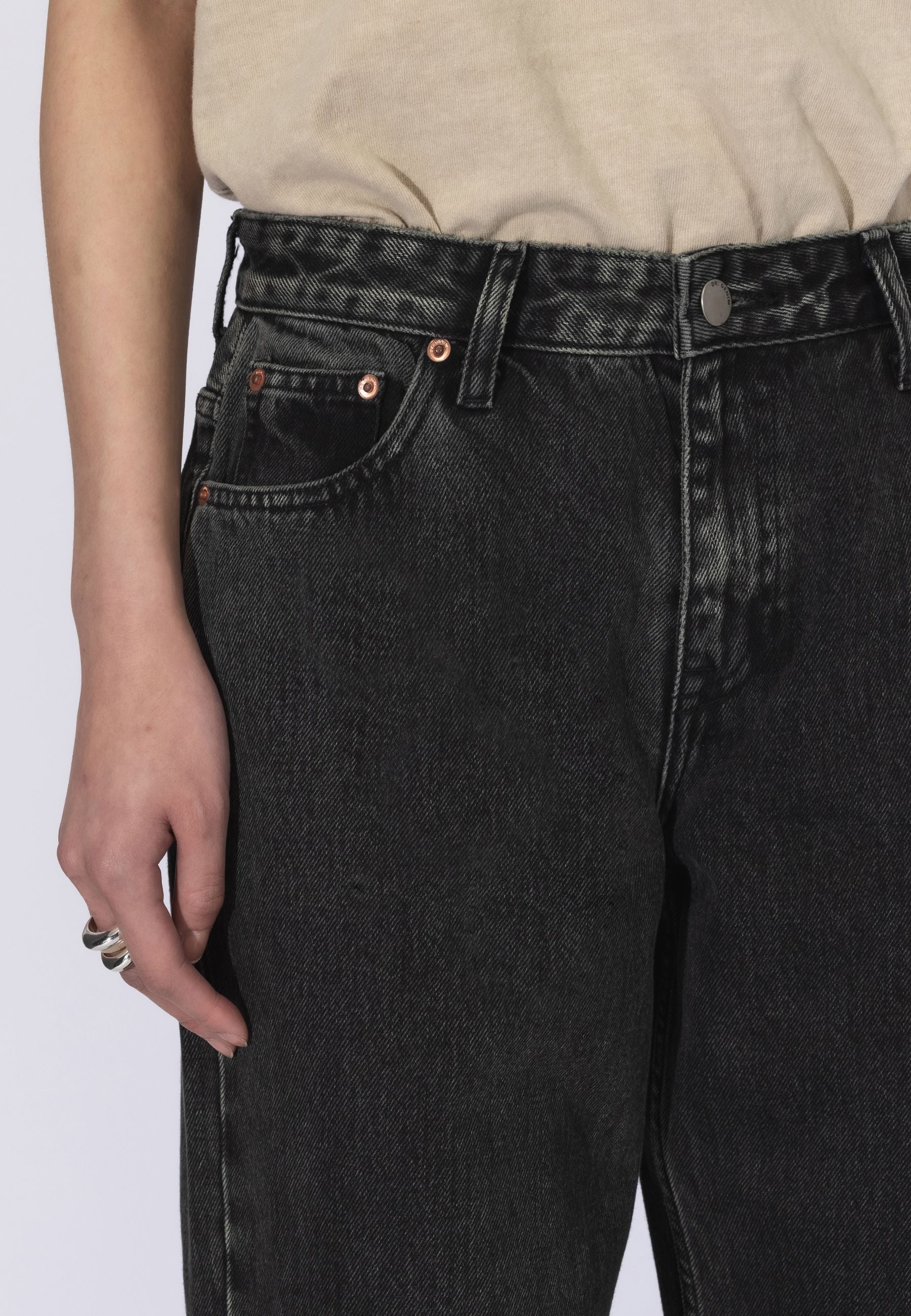 2310103V60_DrDenim_HillLowRelaxed_AgedBlack_Main_W5_1