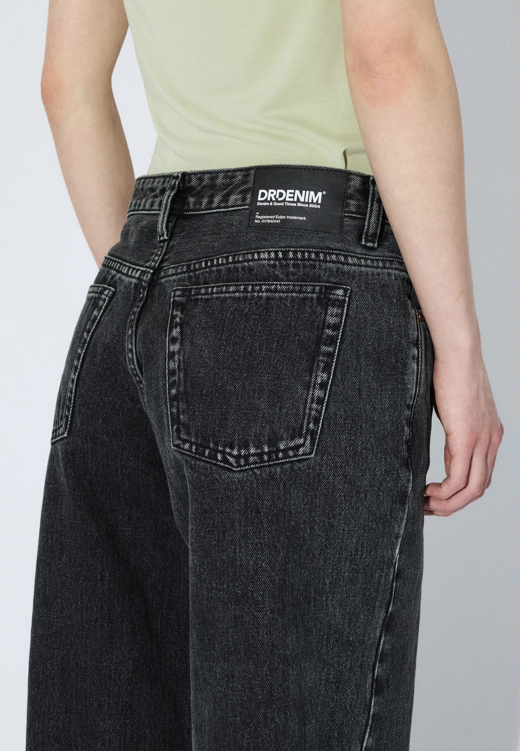 2310103V60_DrDenim_HillLowRelaxed_AgedBlack_Main_W5_2