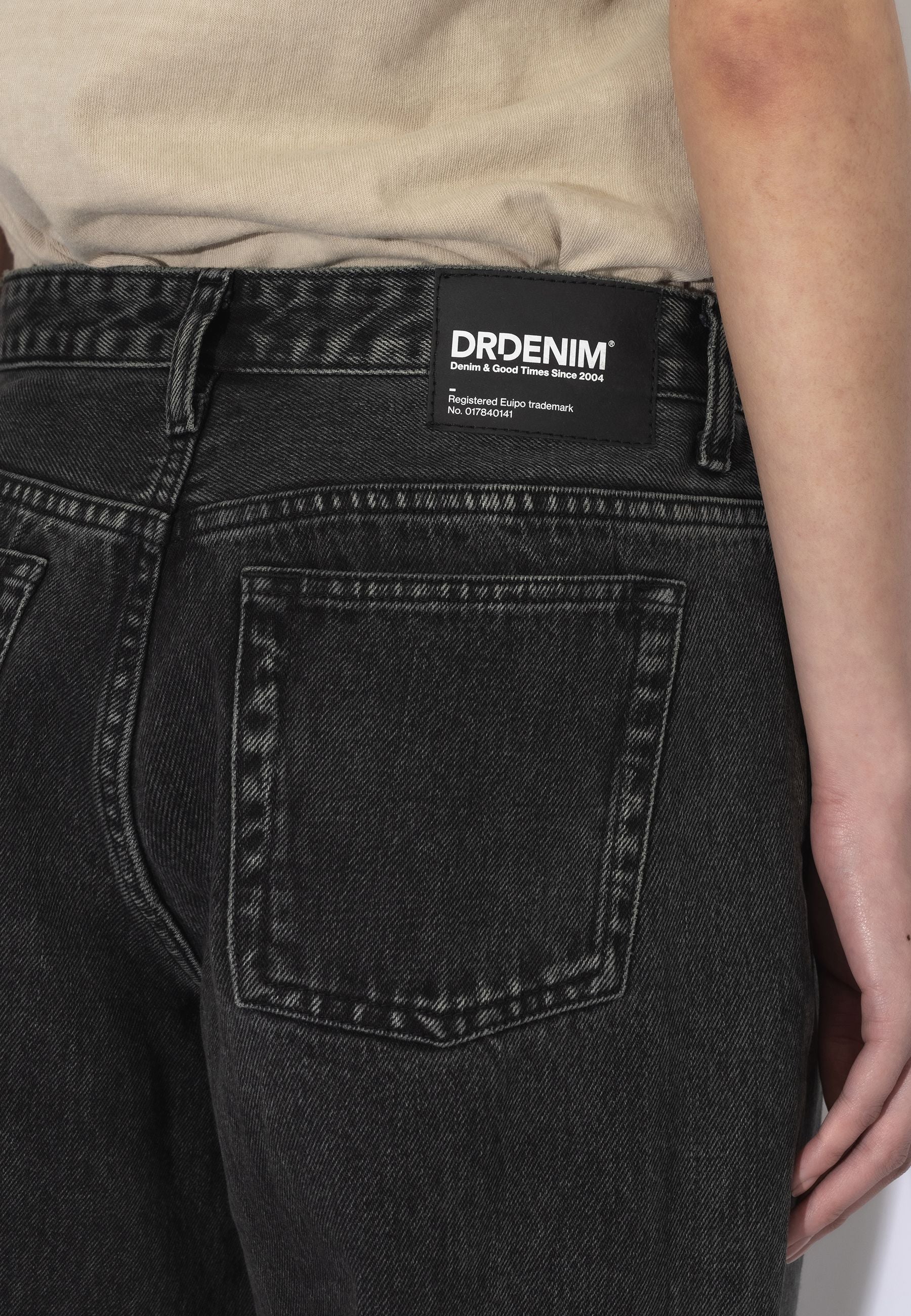 2310103V60_DrDenim_HillLowRelaxed_AgedBlack_Main_W5_2
