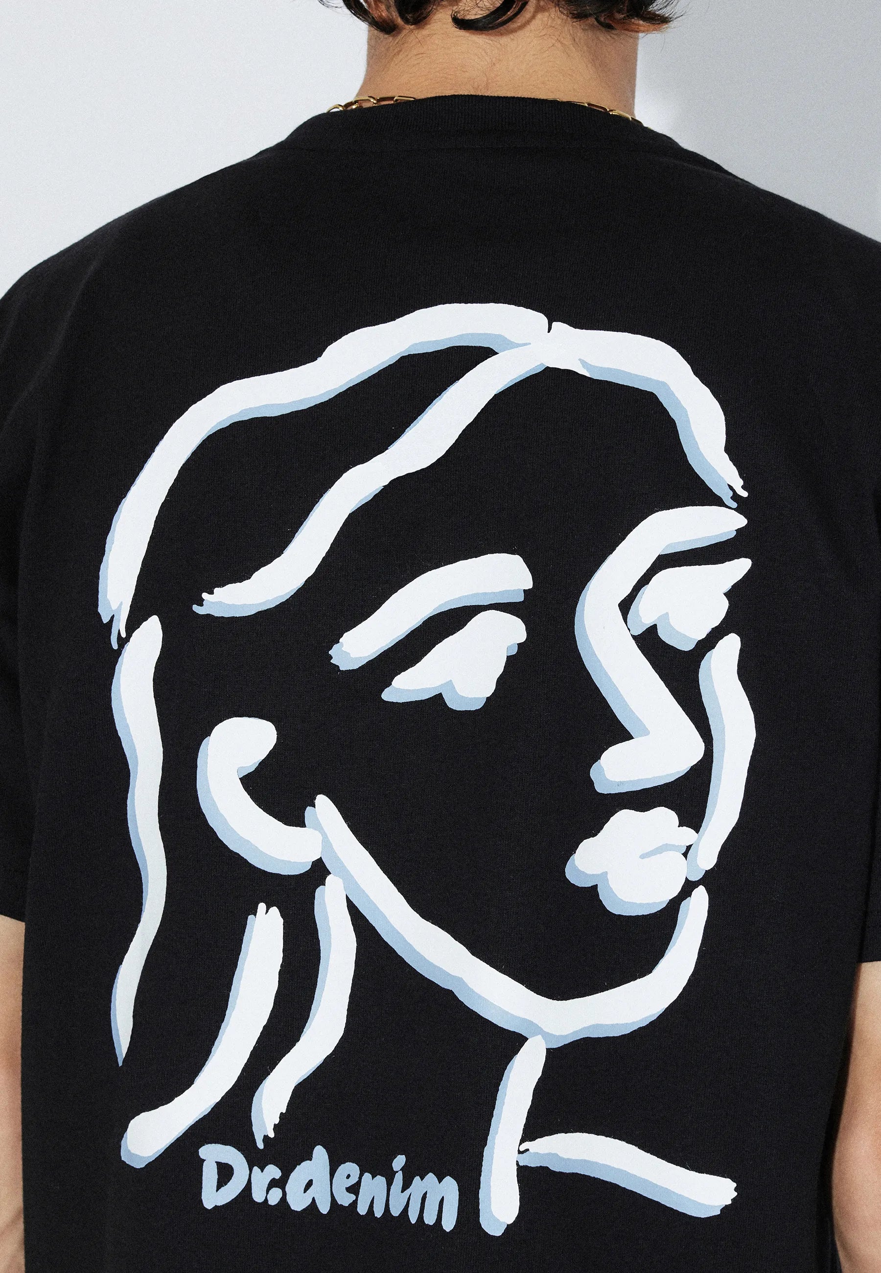 2411115BG7_DrDenim_TrooperTee_BlackDraw_Main_M5_2