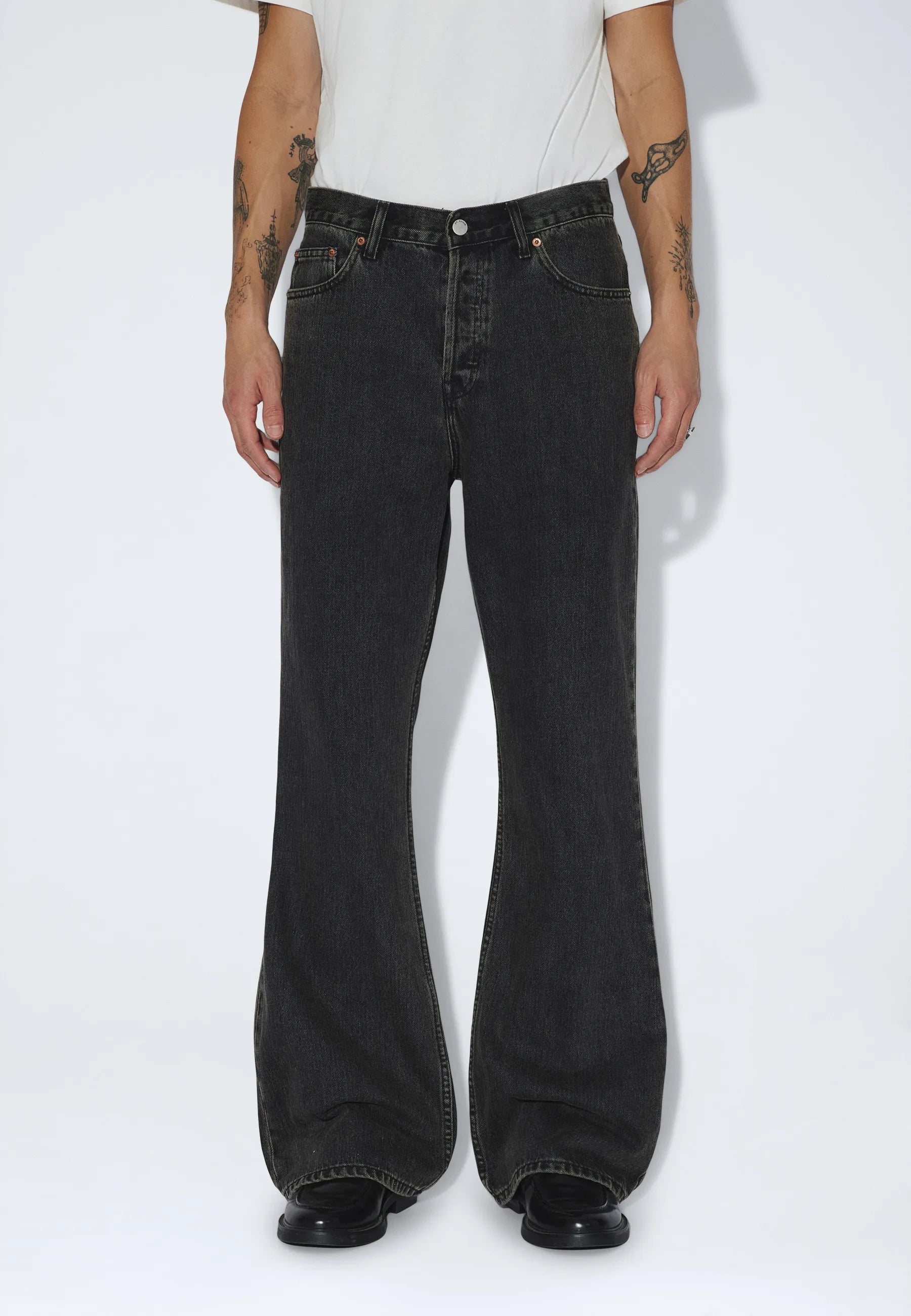 2430107V60_DrDenim_RiftWideBootcut_AgedBlack_main_M3_1