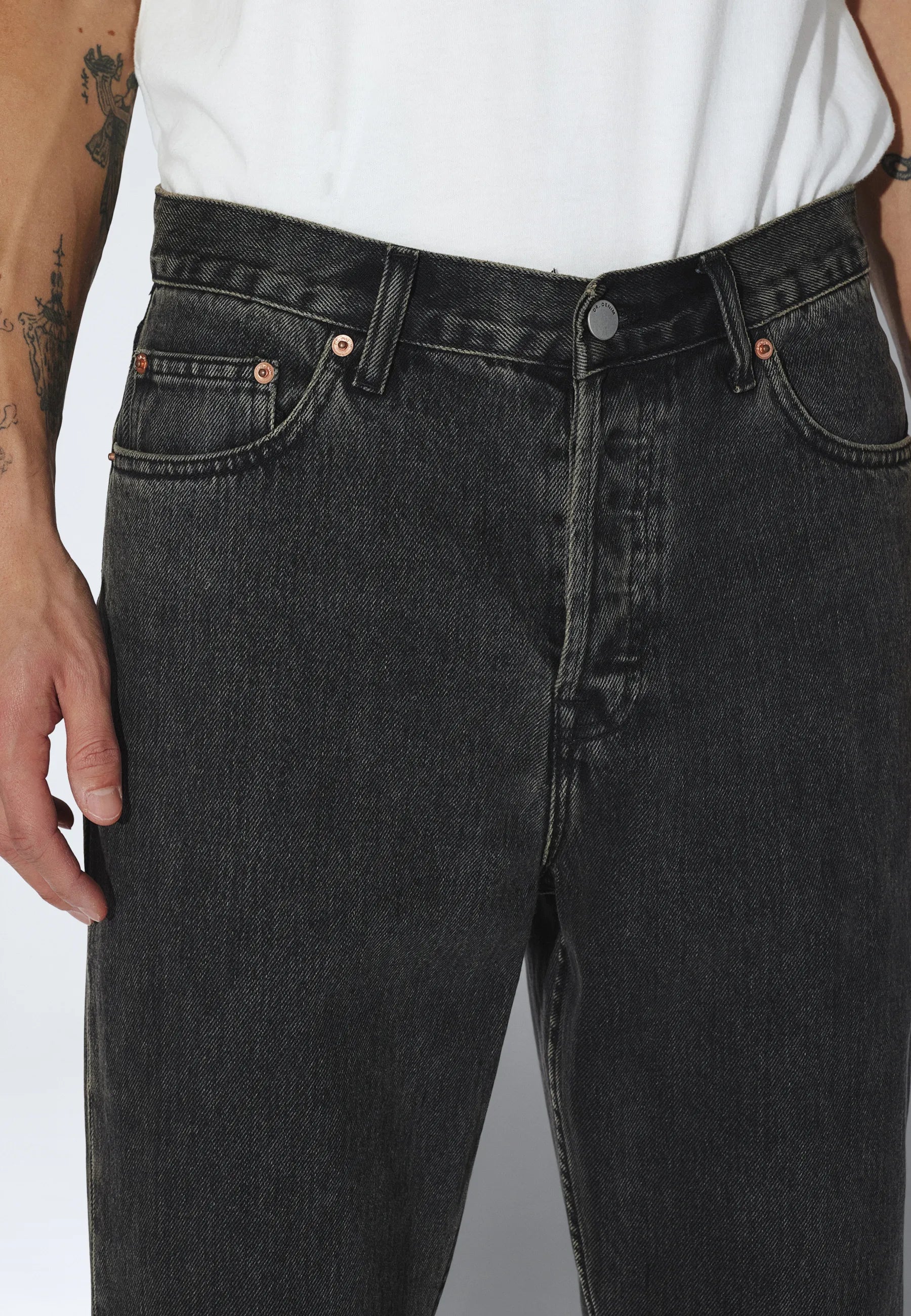 2430107V60_DrDenim_RiftWideBootcut_AgedBlack_main_M5_1
