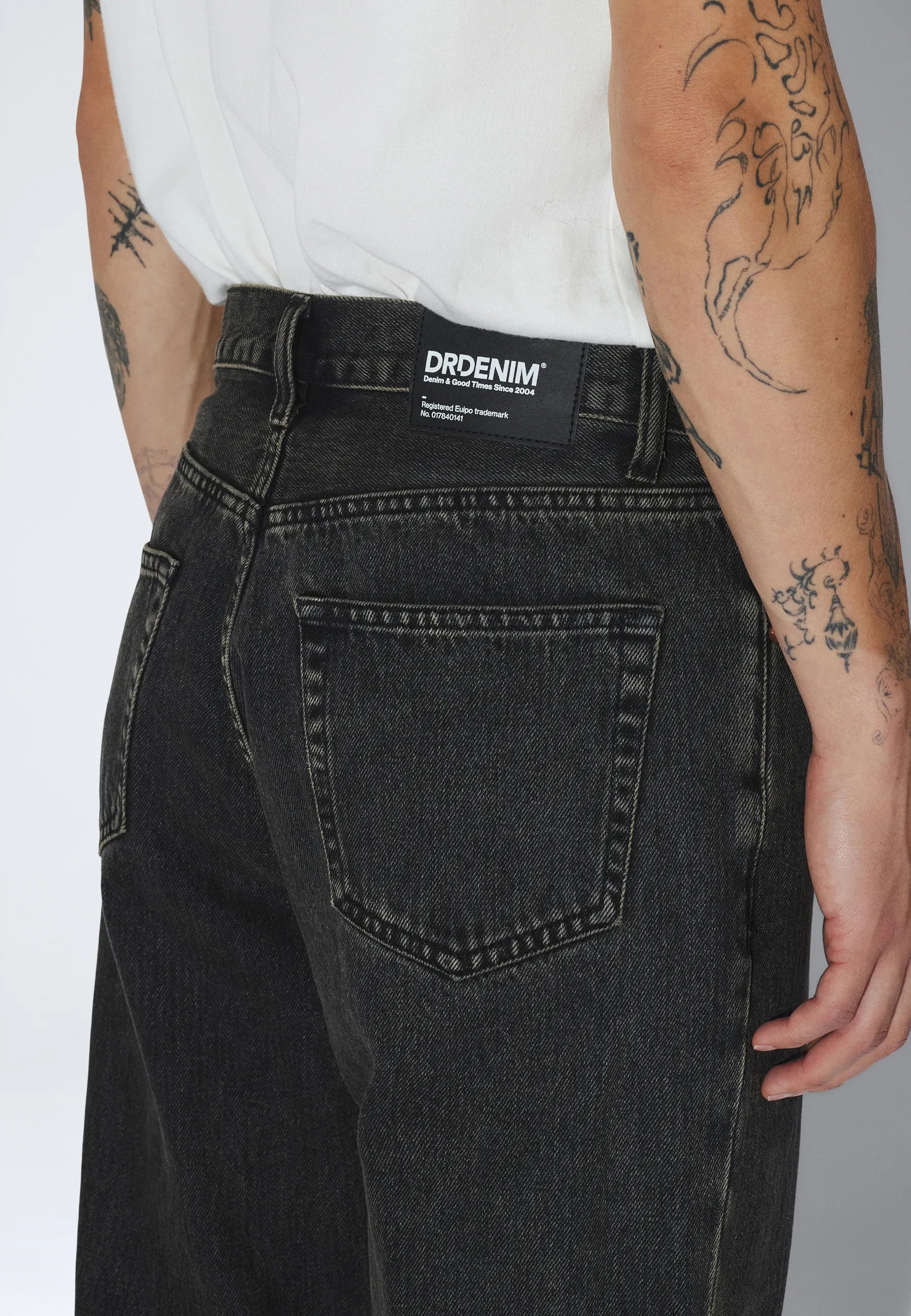 2430107V60_DrDenim_RiftWideBootcut_AgedBlack_main_M5_2