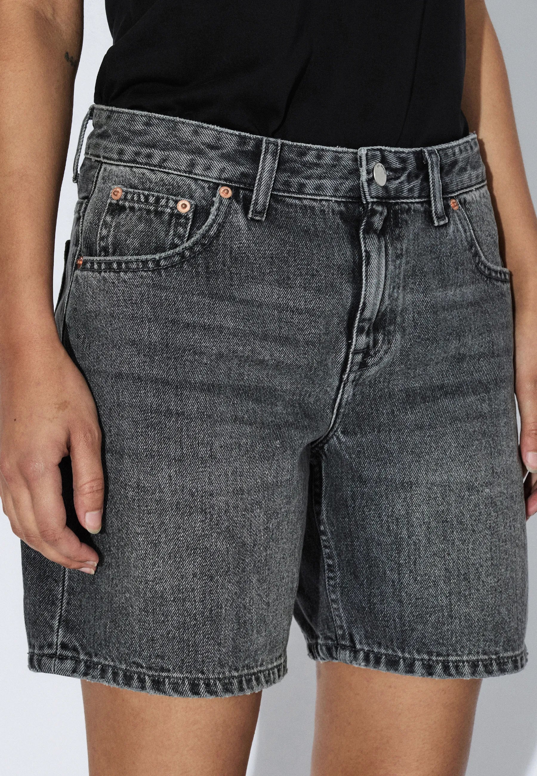 2430112184_DrDenim_HillShorts_MidGreyUsed_Main_W5_1