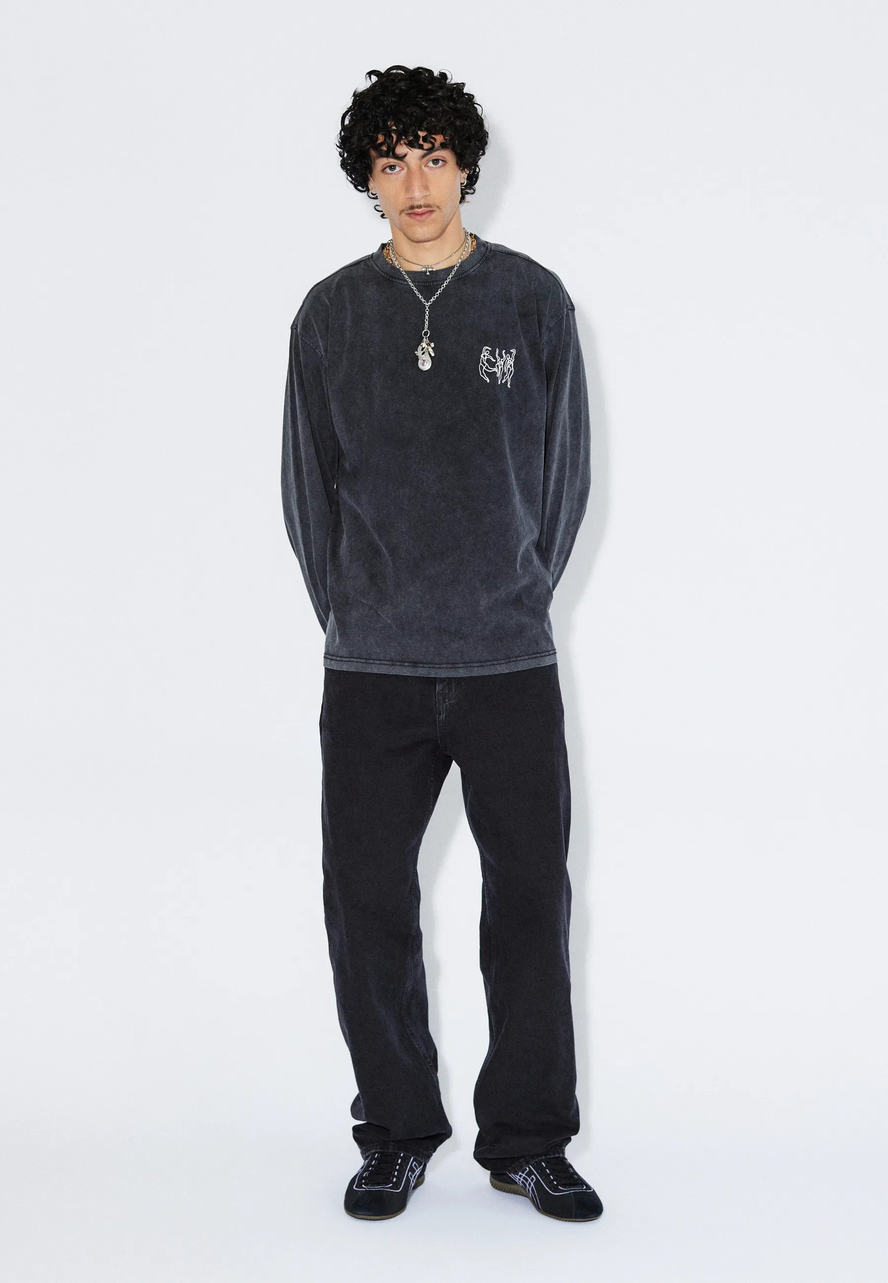 2431103BJ3_DrDenim_CaidenLongsleeve_WashedBlackDance_Main_M1_2