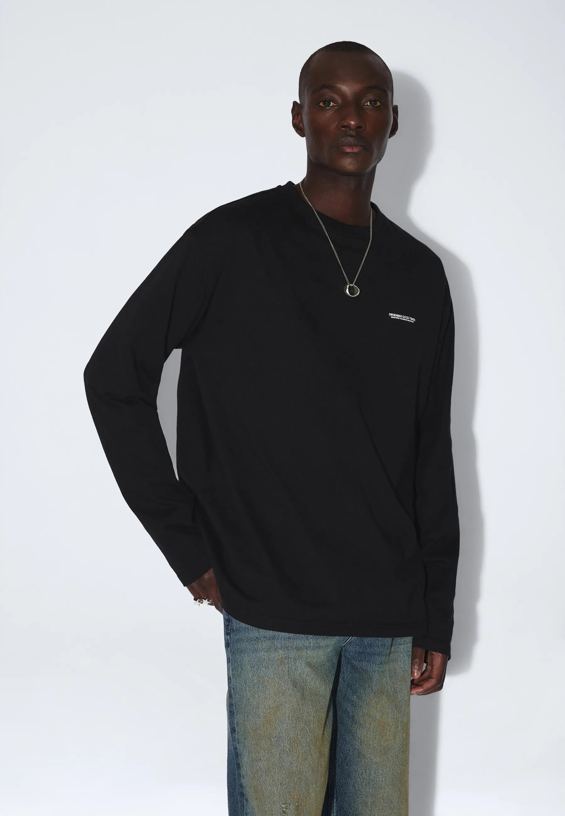 2431103BO4_DrDenim_CaidenLongsleeve_BlackCircleFlower_main_M3_2
