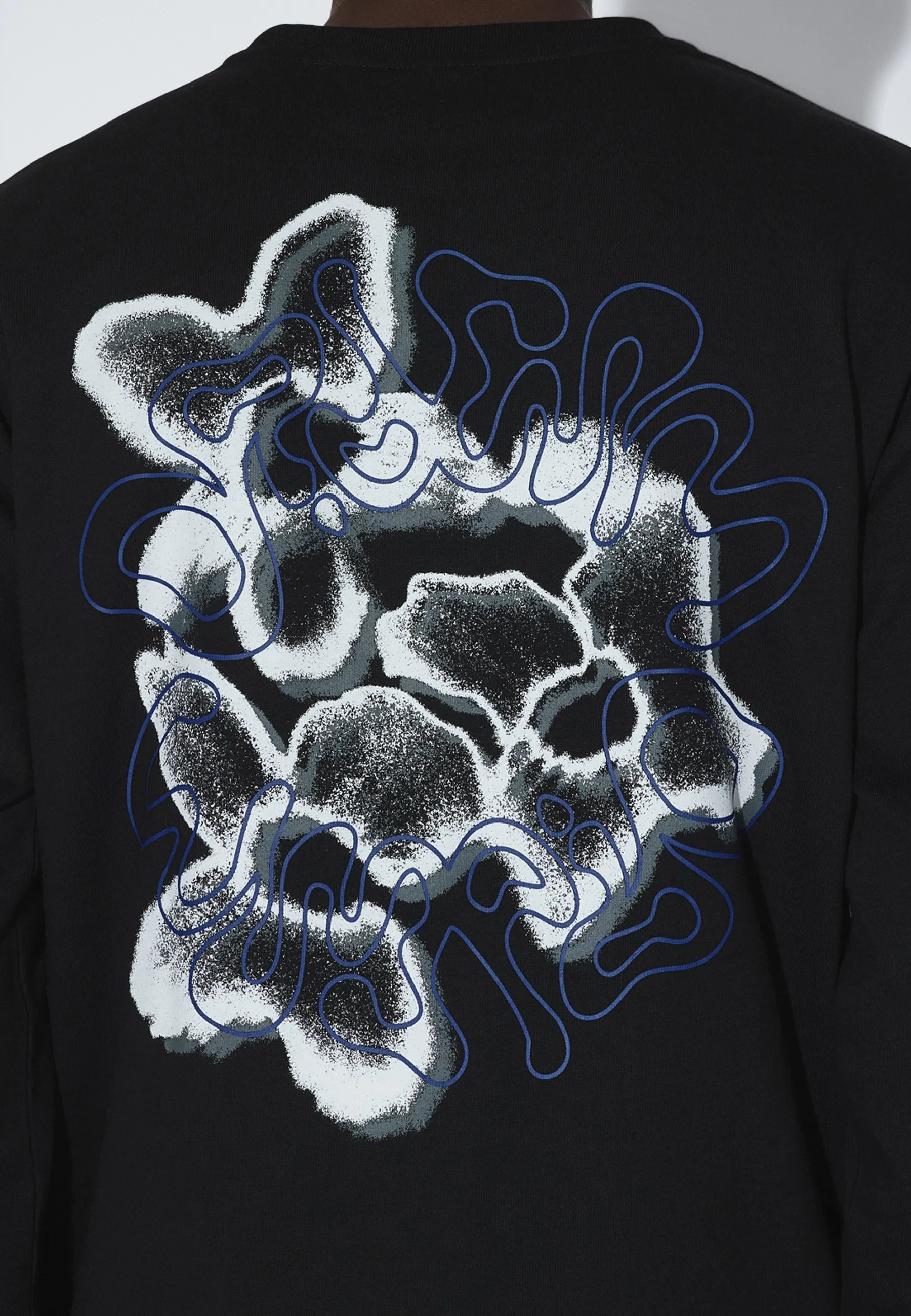 2431103BO4_DrDenim_CaidenLongsleeve_BlackCircleFlower_main_M5_2