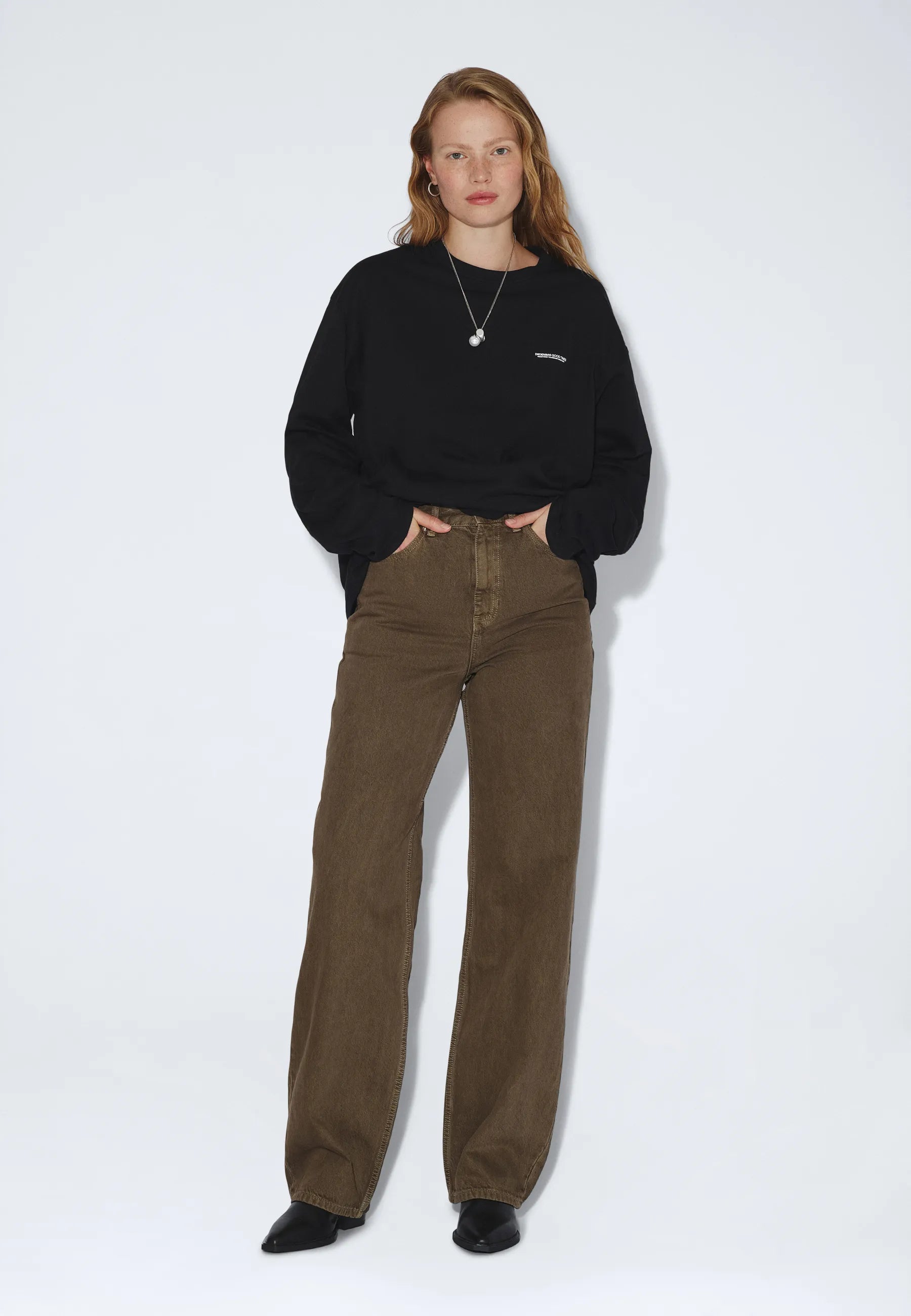 2431103BO4_DrDenim_CaidenLongsleeve_BlackCircleFlower_main_W1_2