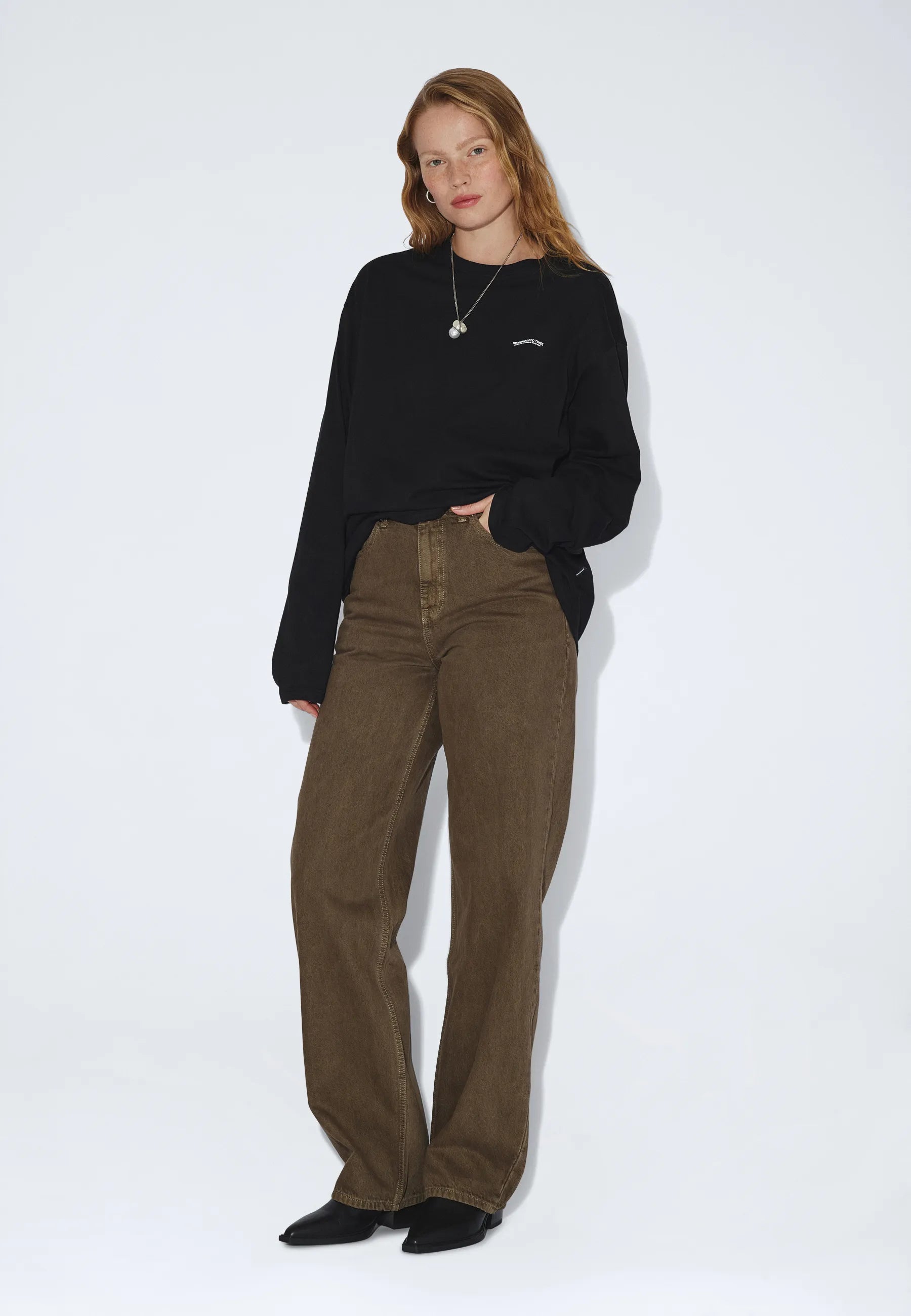 2431103BO4_DrDenim_CaidenLongsleeve_BlackCircleFlower_main_W1_3