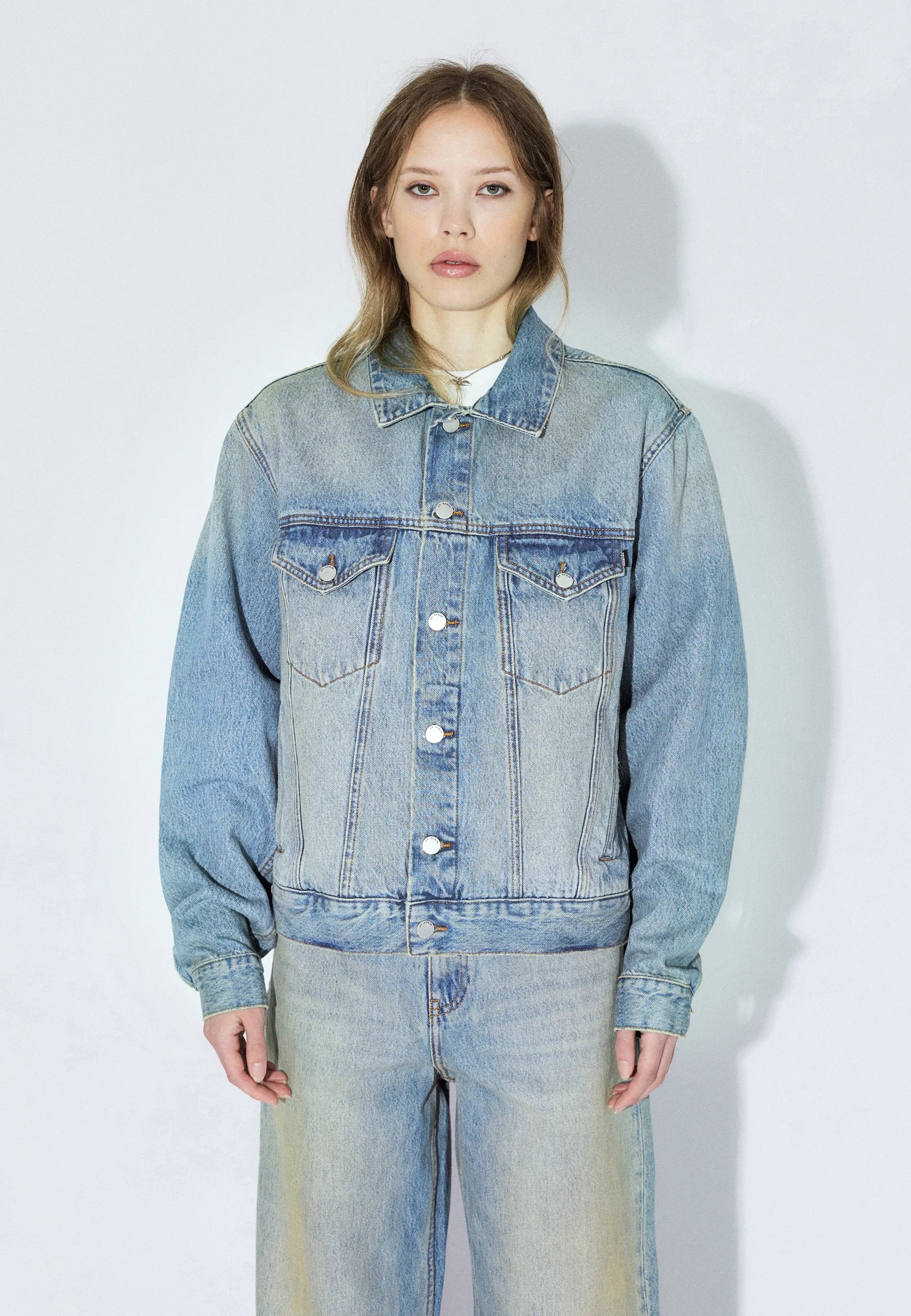 2431104L95_DrDenim_JoeyTruckerJacket_StreamSkyAged_Main_W3_1